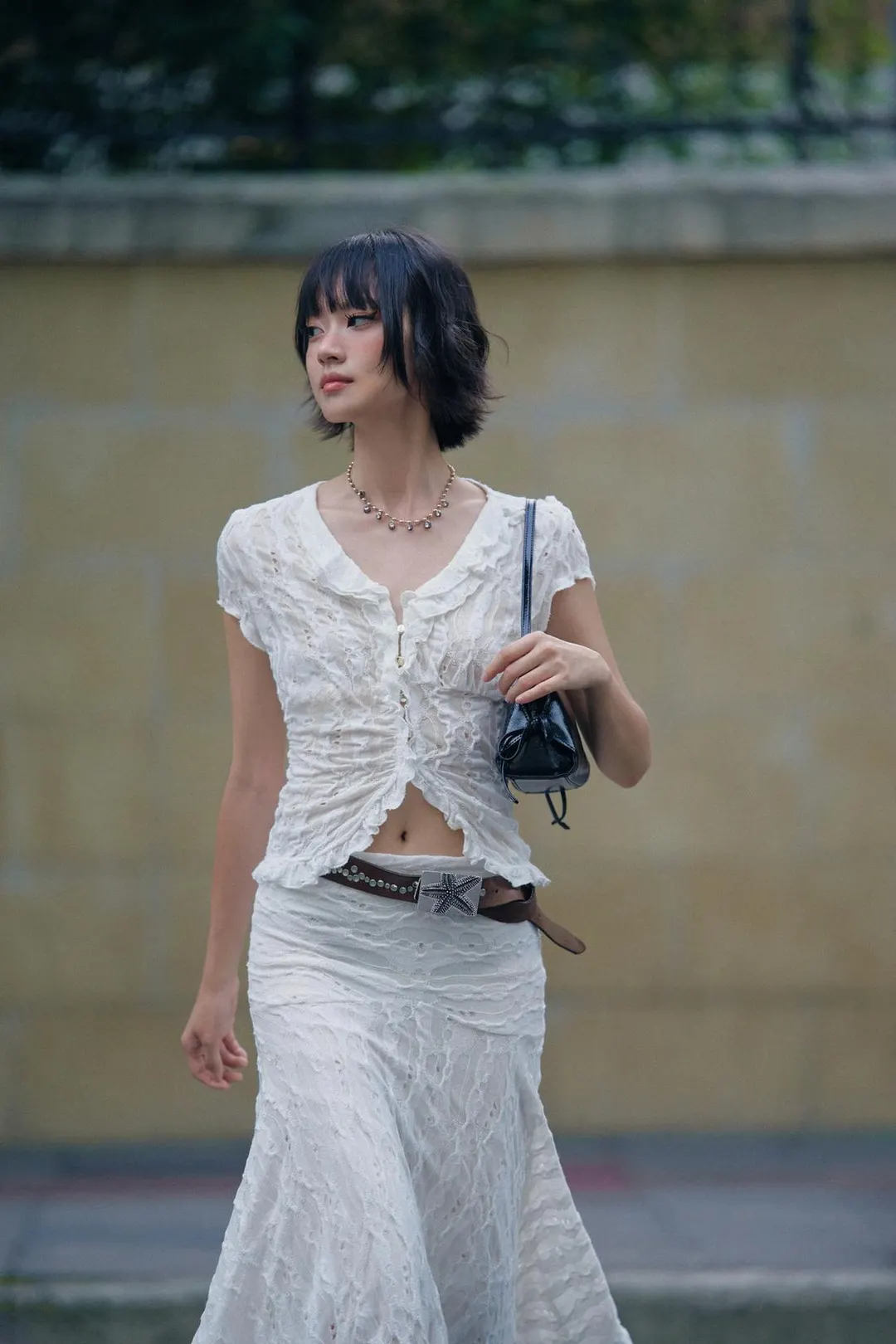 Блузка с вырезами и оборками, Zara