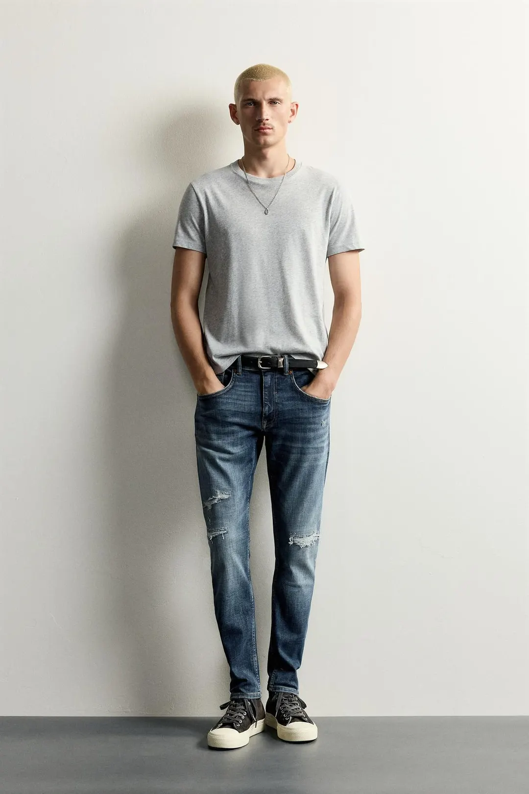 Рваные джинсы облегающего кроя, Zara
