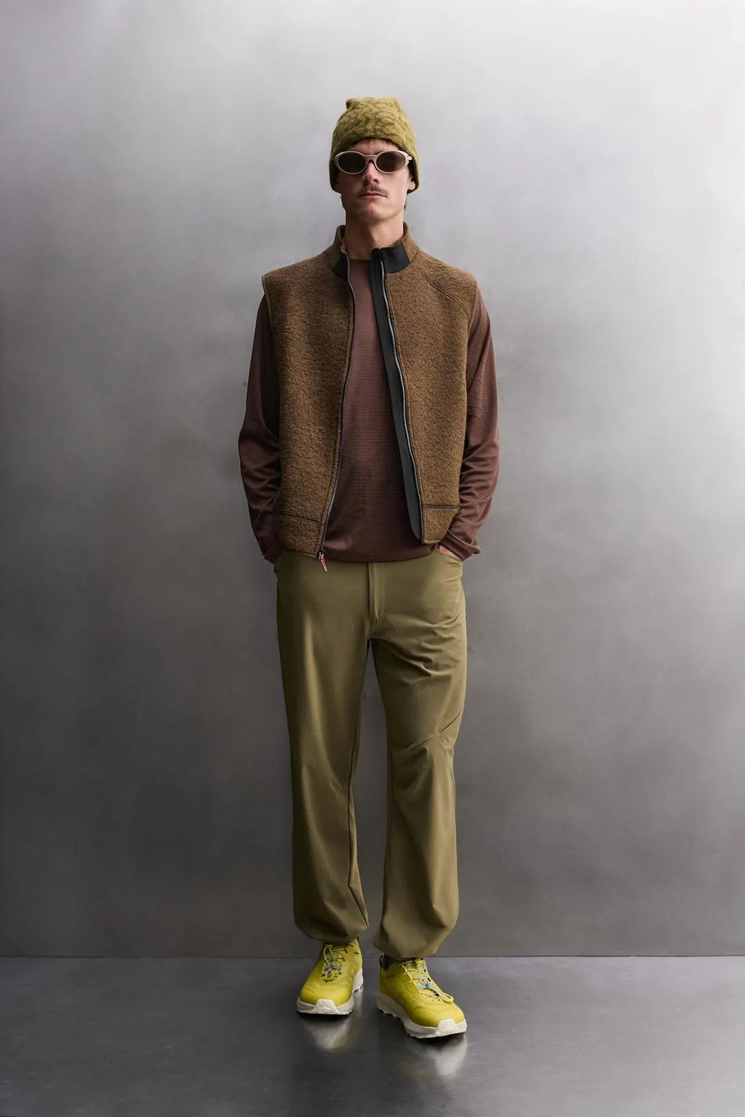 Брюки из технологичной ткани с карманами, Zara