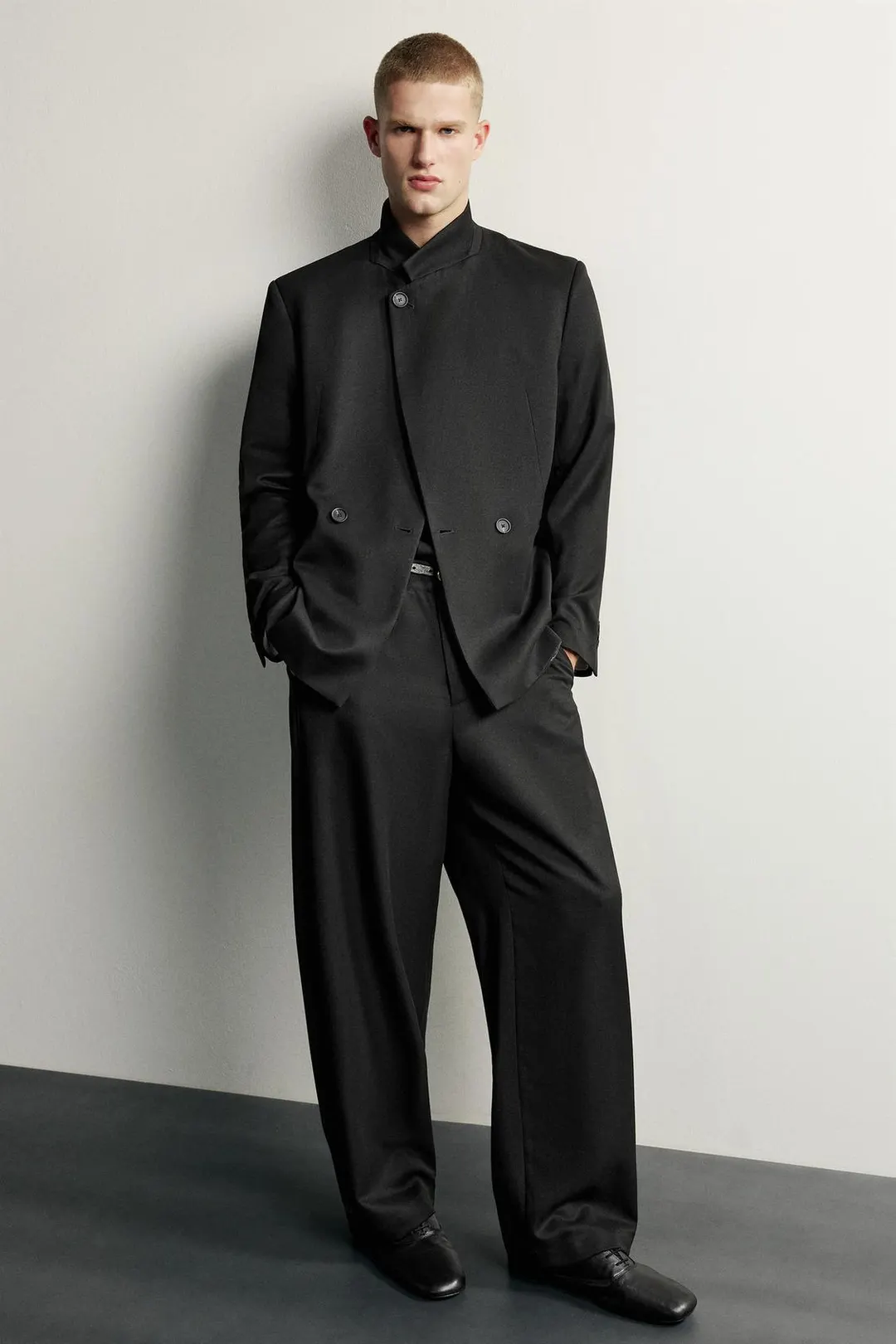 Костюмные брюки бочонки с хлястиком, Zara