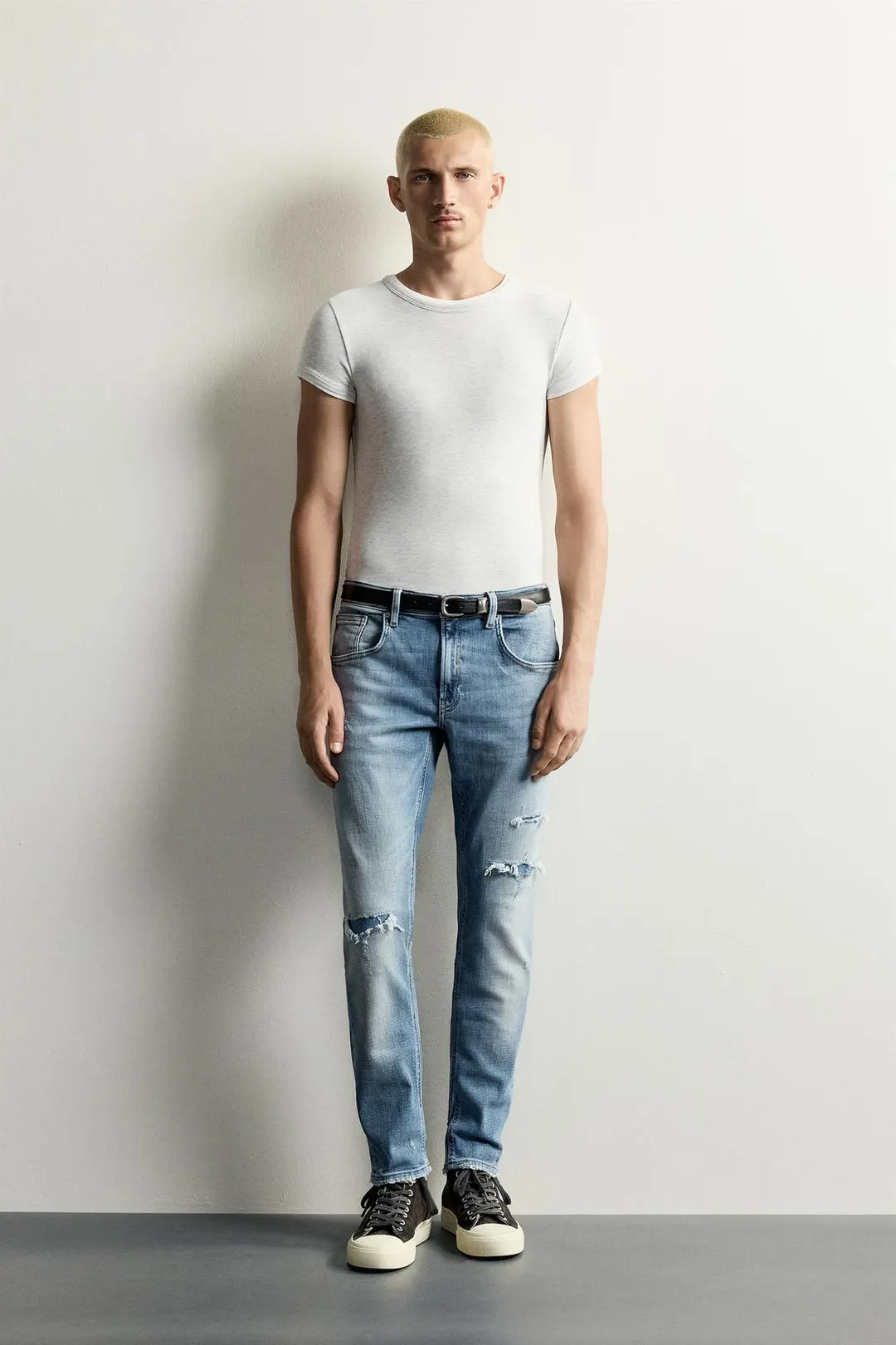 Рваные джинсы облегающего кроя, Zara