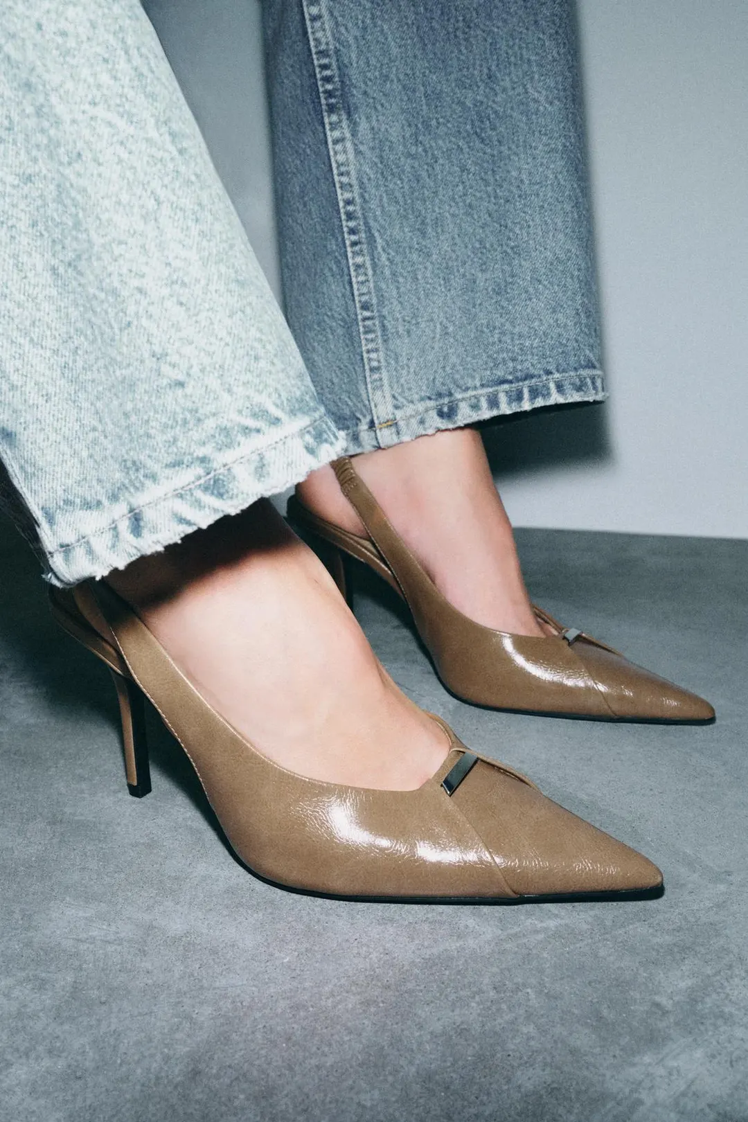 Лаковые туфли на каблуке с металлической деталью, Zara