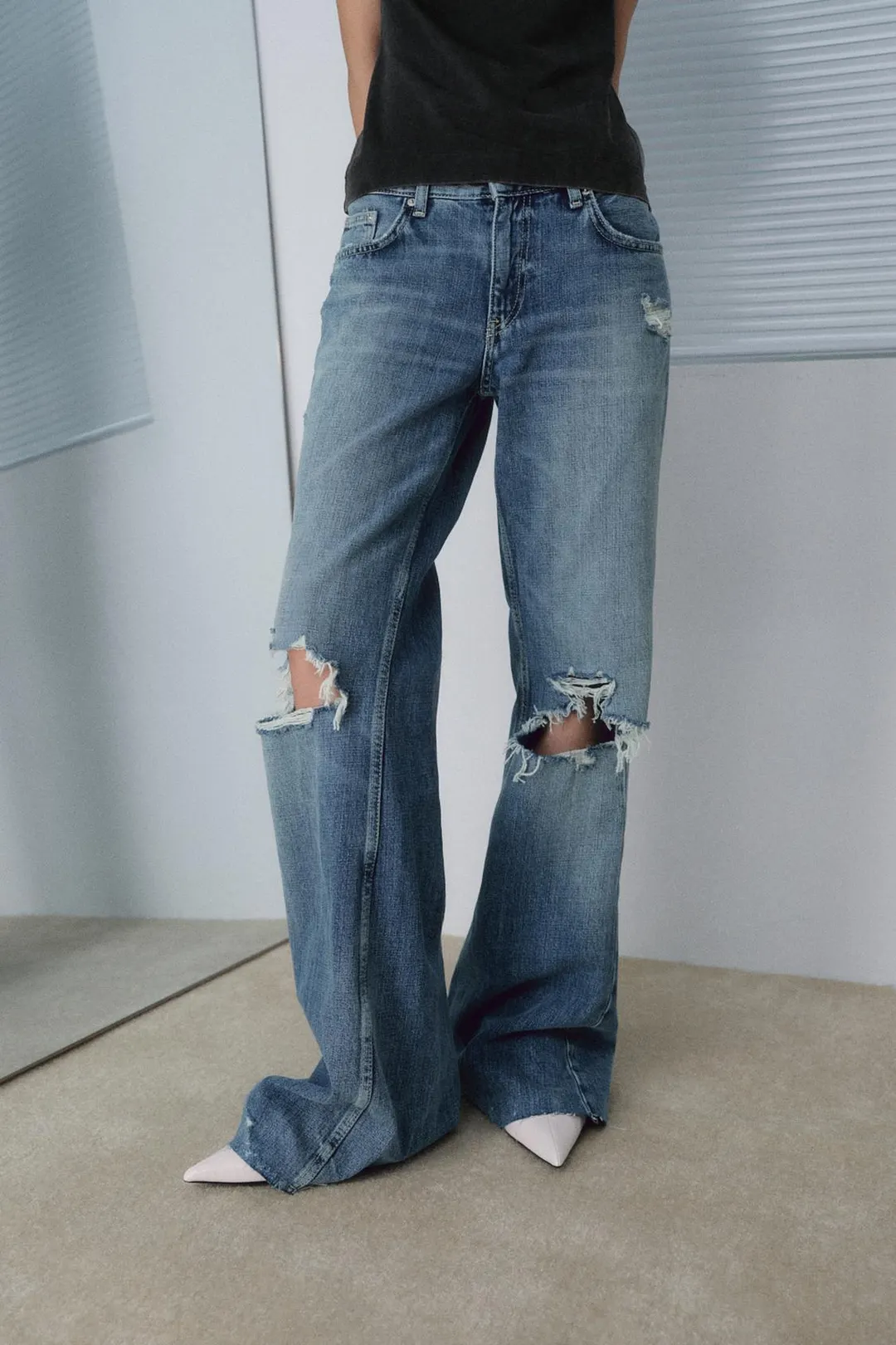 Рваные расклешенные джинсы TRF со средней посадкой, Zara