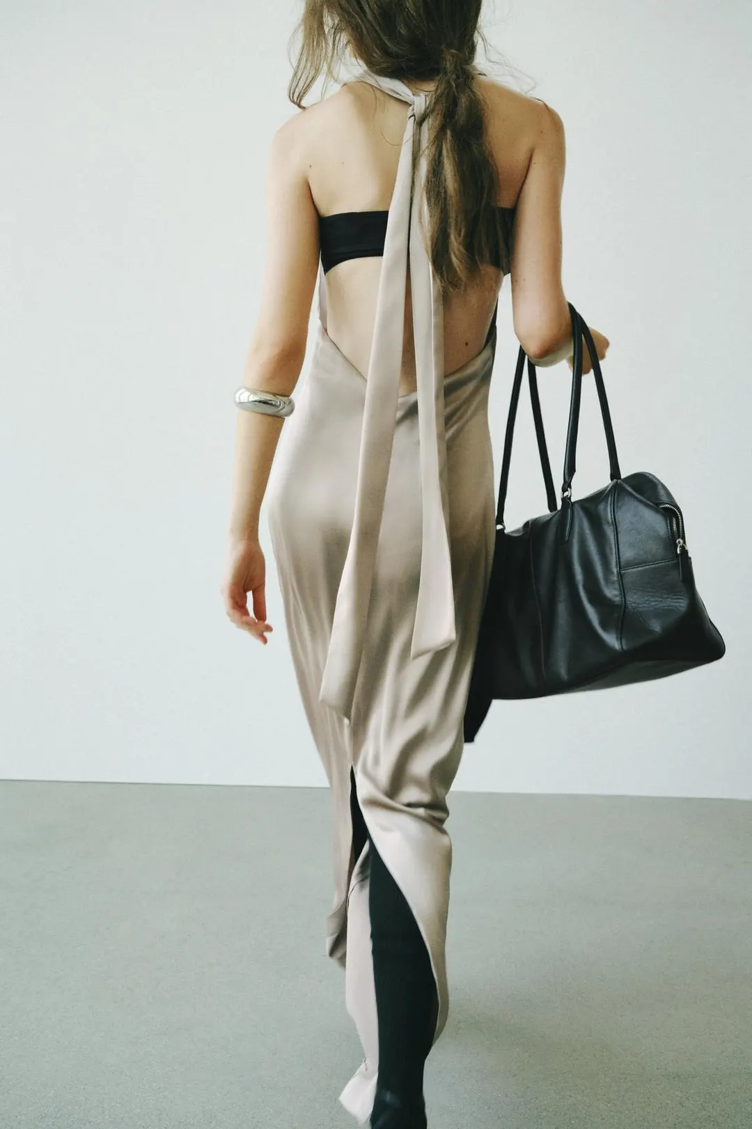 Длинное атласное платье с бретелью через шею, Zara