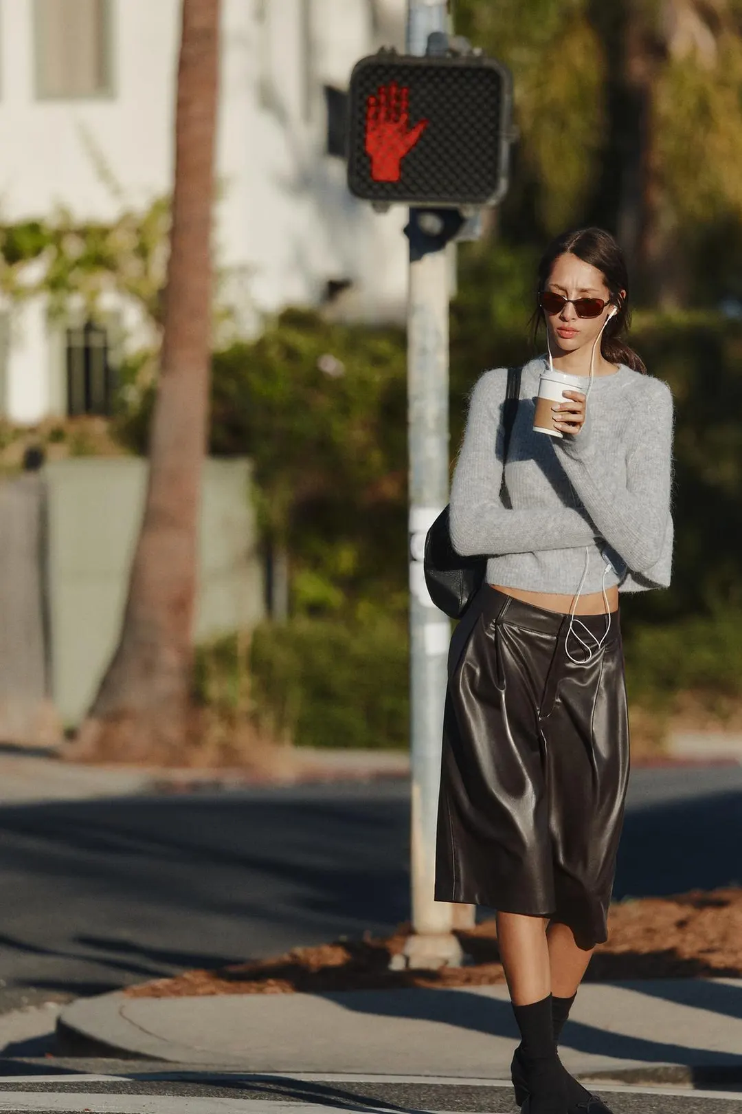 Бермуды удлиненные плиссированные под кожу, Zara