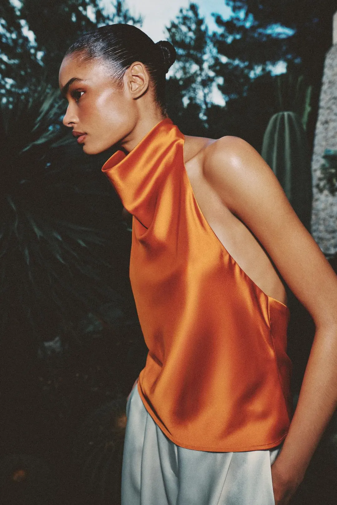 Атласный топ с бретелью халтер, Zara