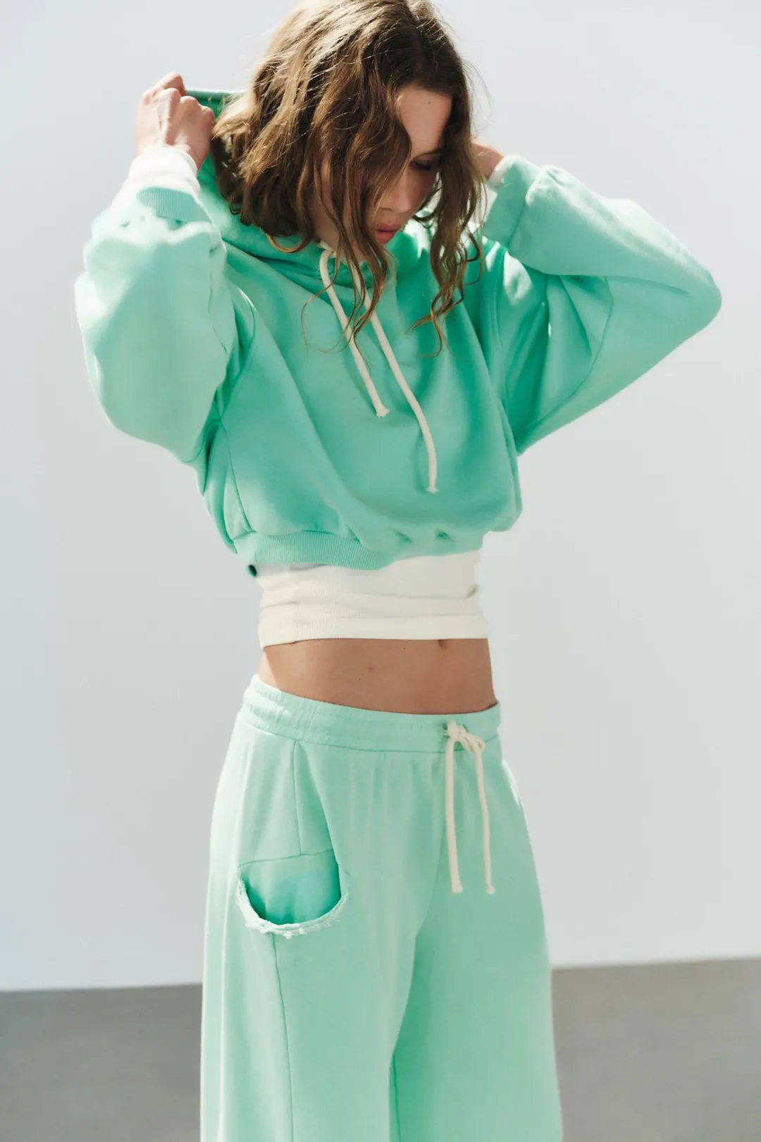 Брюки широкие неоновые, Zara