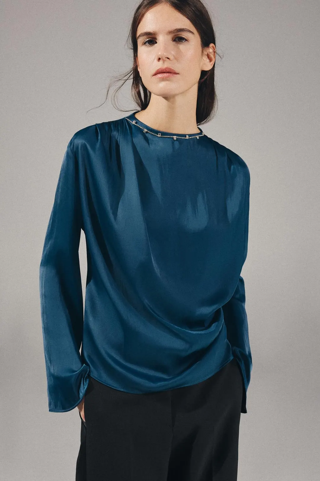 Атласная блузка с воротником, украшенным камнями, Zara