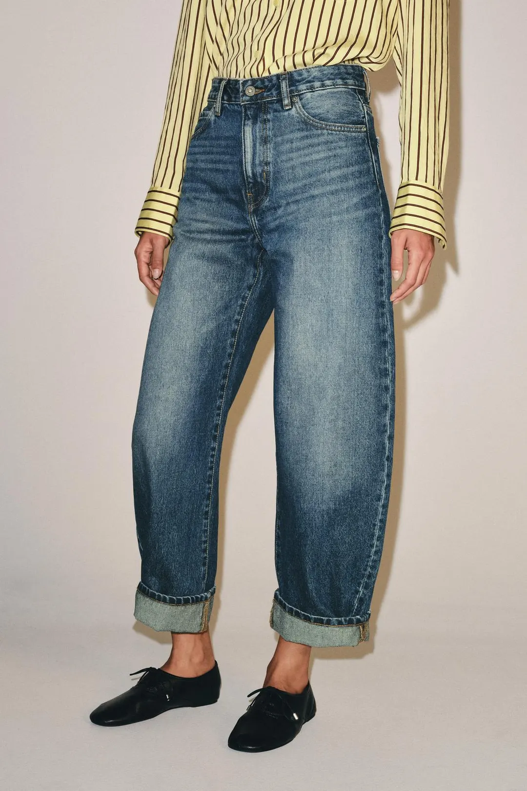 Джинсы ZW Collection силуэта balloon средней посадки с отворотами, Zara