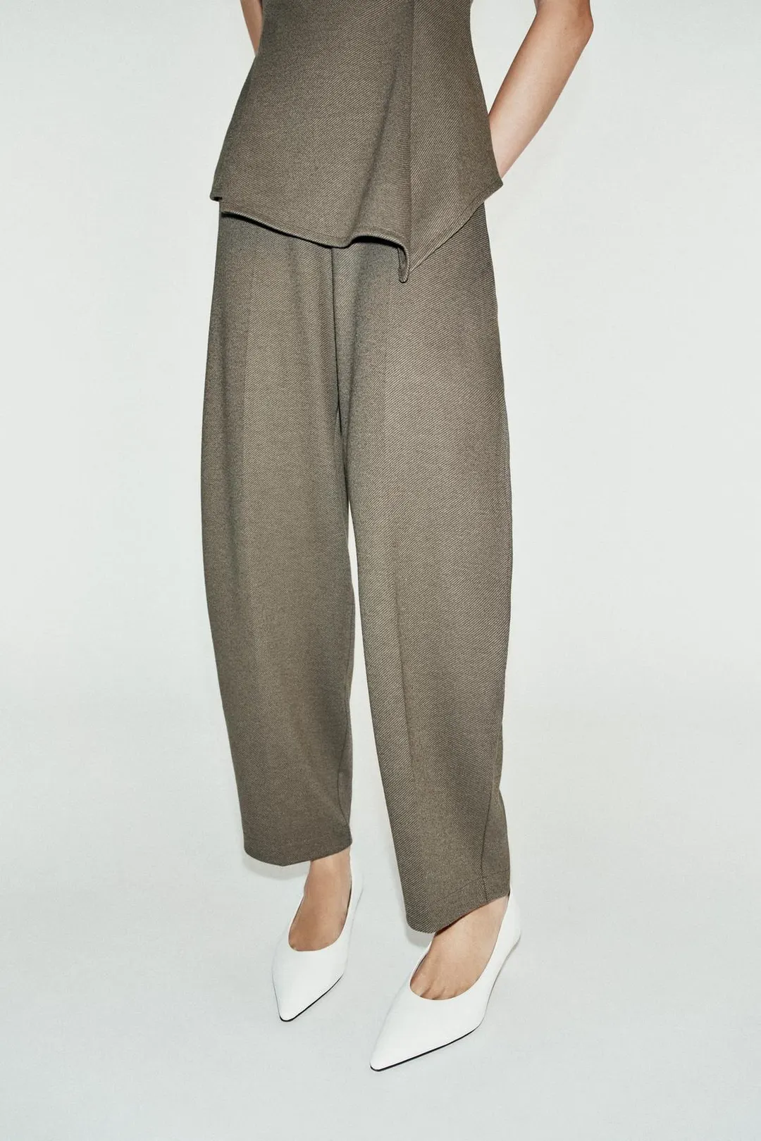 Мягкие брюки кроя каррот, Zara