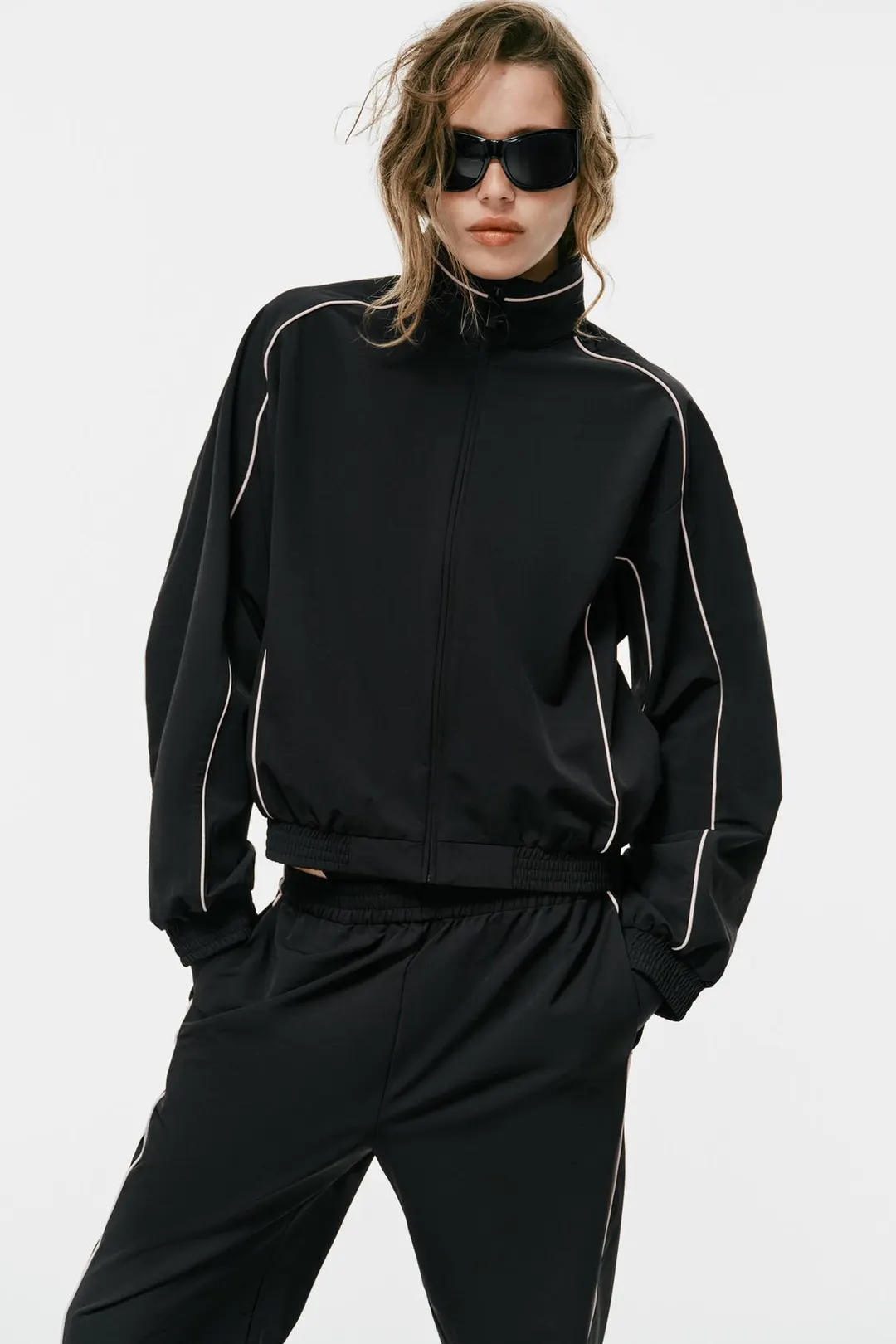 Технологичные брюки с контрастной отделкой, Zara