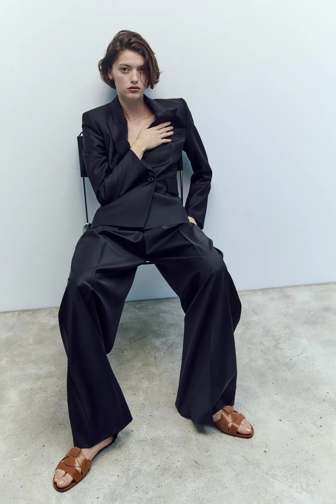 Сандалии из кожи на плоской подошве с перекрестными ремешками, Zara