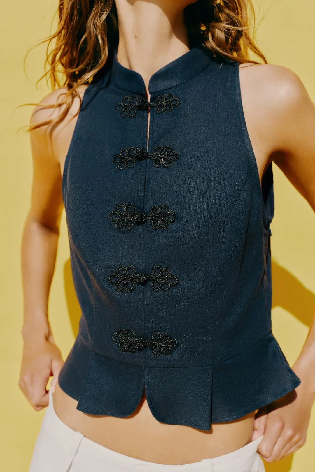 Топ с баской из смесового льна и застежкой-клевант, Zara