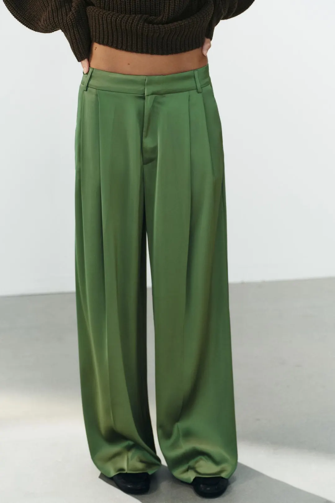 Брюки атласные плиссированные, Zara