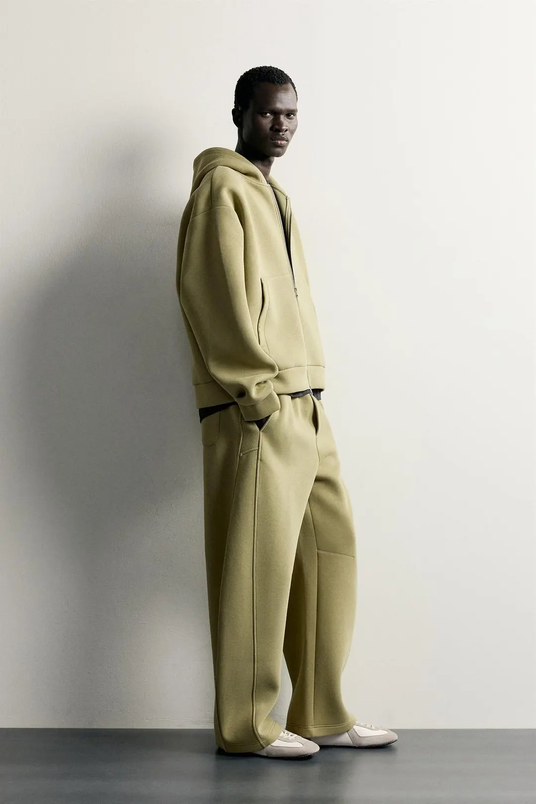Брюки-джоггеры кроя баллон со смещёнными швами, Zara