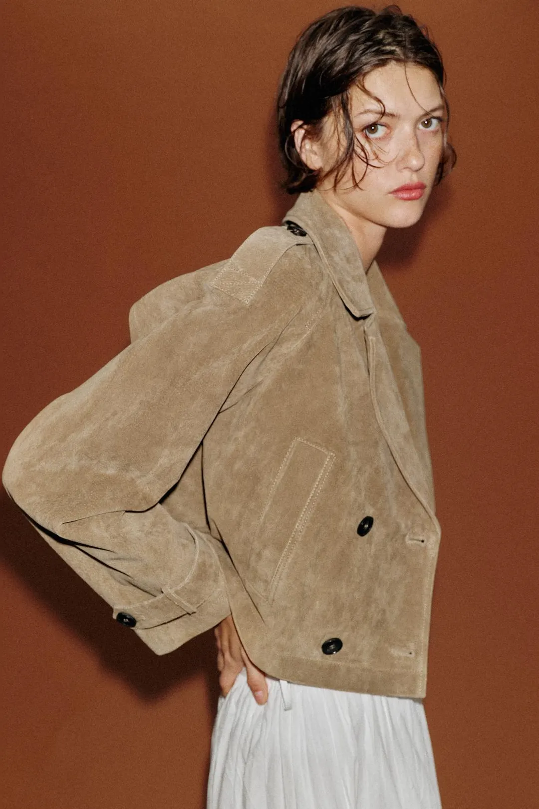 Тренч короткий двубортный из 100% кожи, Zara