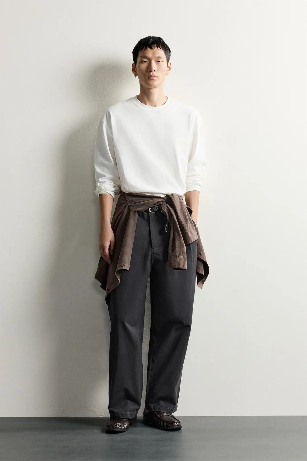 Брюки чинос свободного кроя со складками, Zara