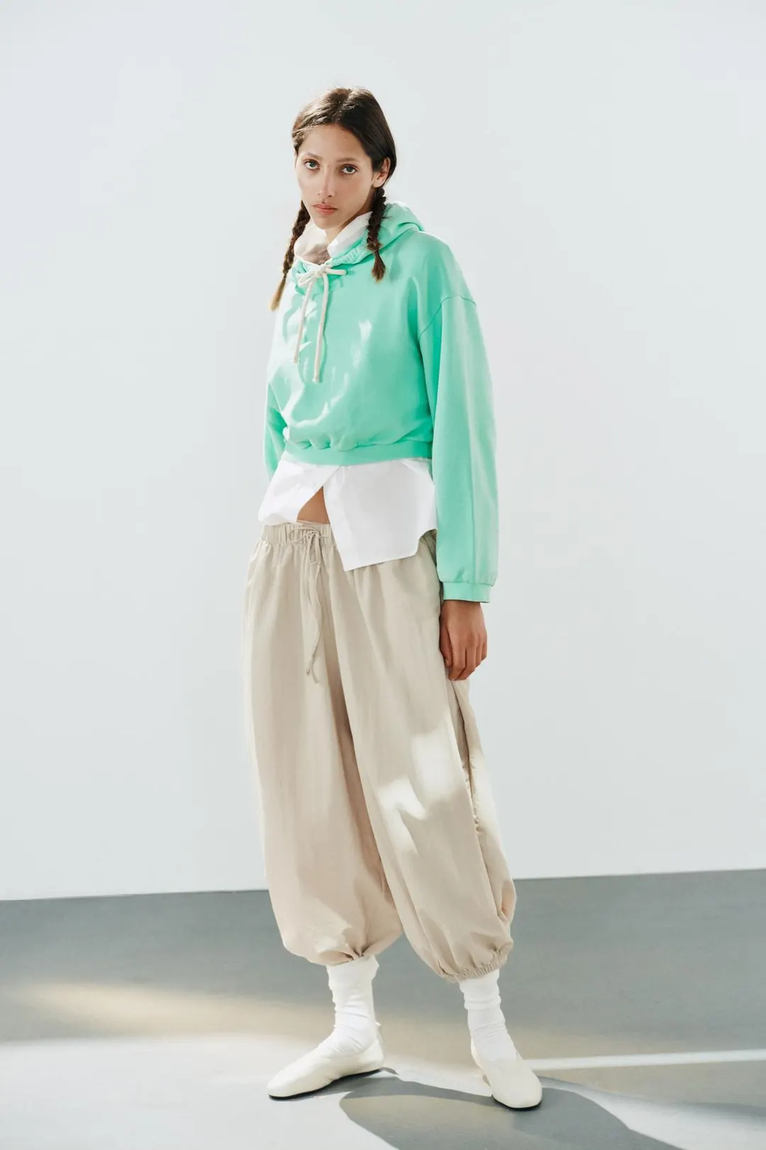 Брюки-шаровары из технологичной ткани, Zara