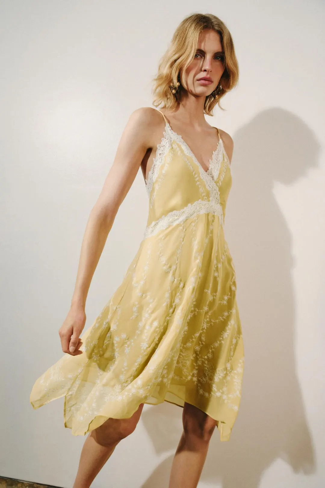 Короткое платье с вышивкой ZW Collection, Zara