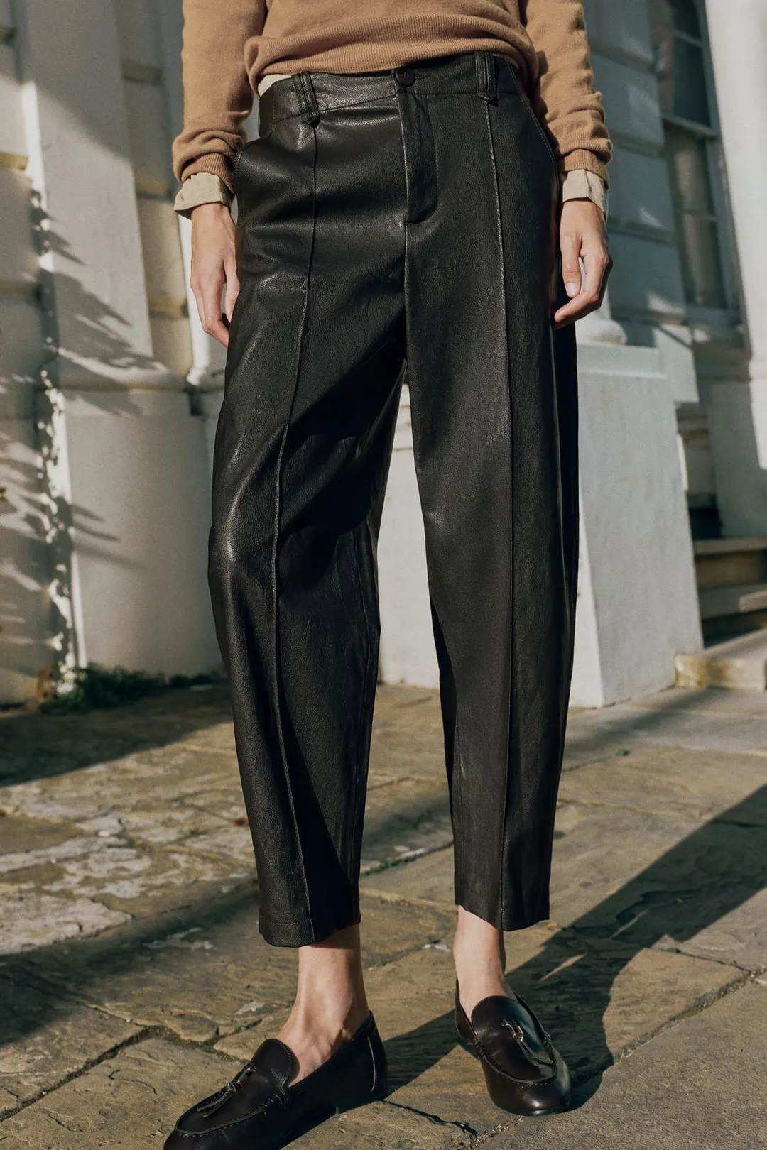 Брюки под кожу с защипами, Zara