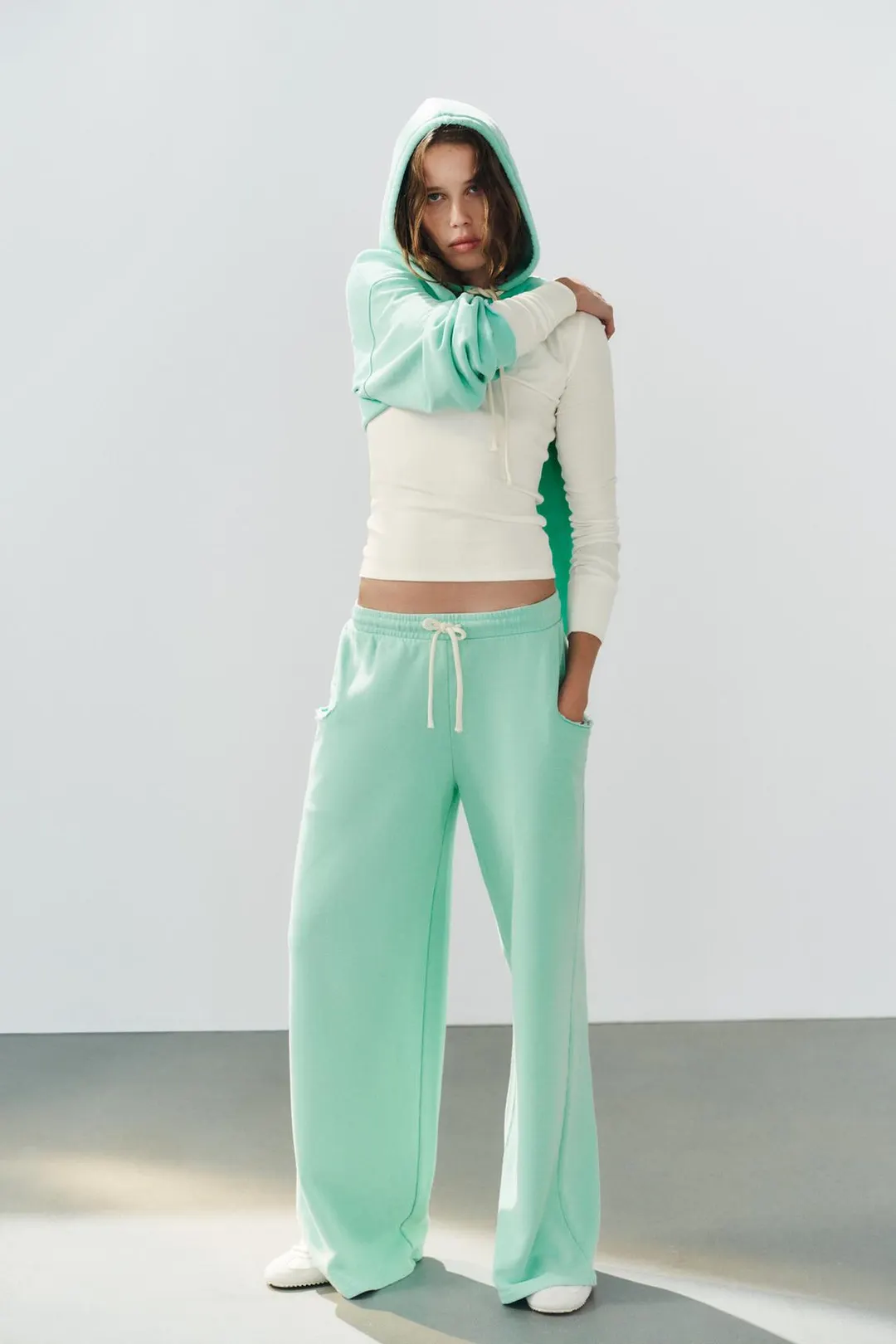 Брюки широкие неоновые, Zara