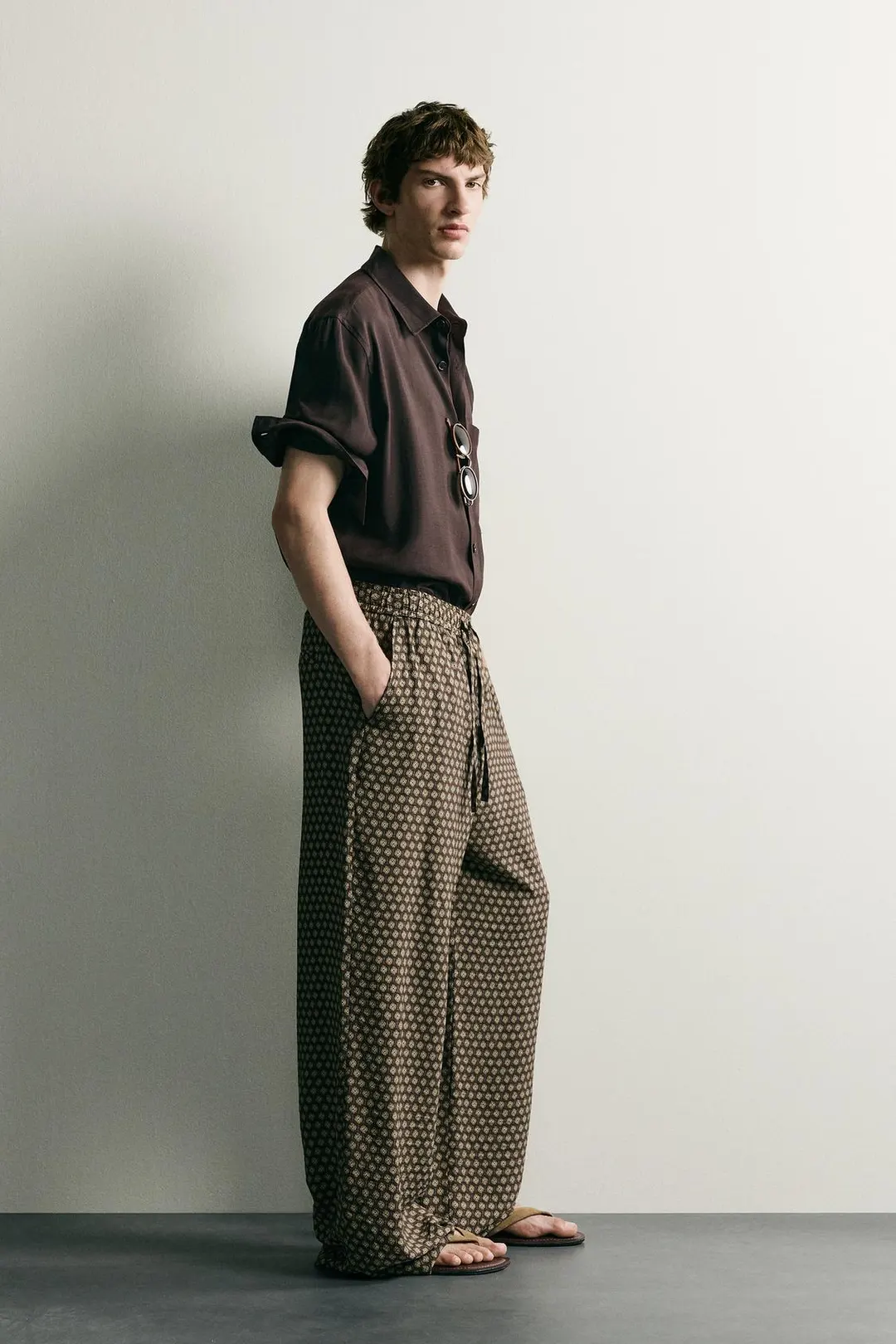 Брюки с принтом и поясом как у джоггеров, Zara
