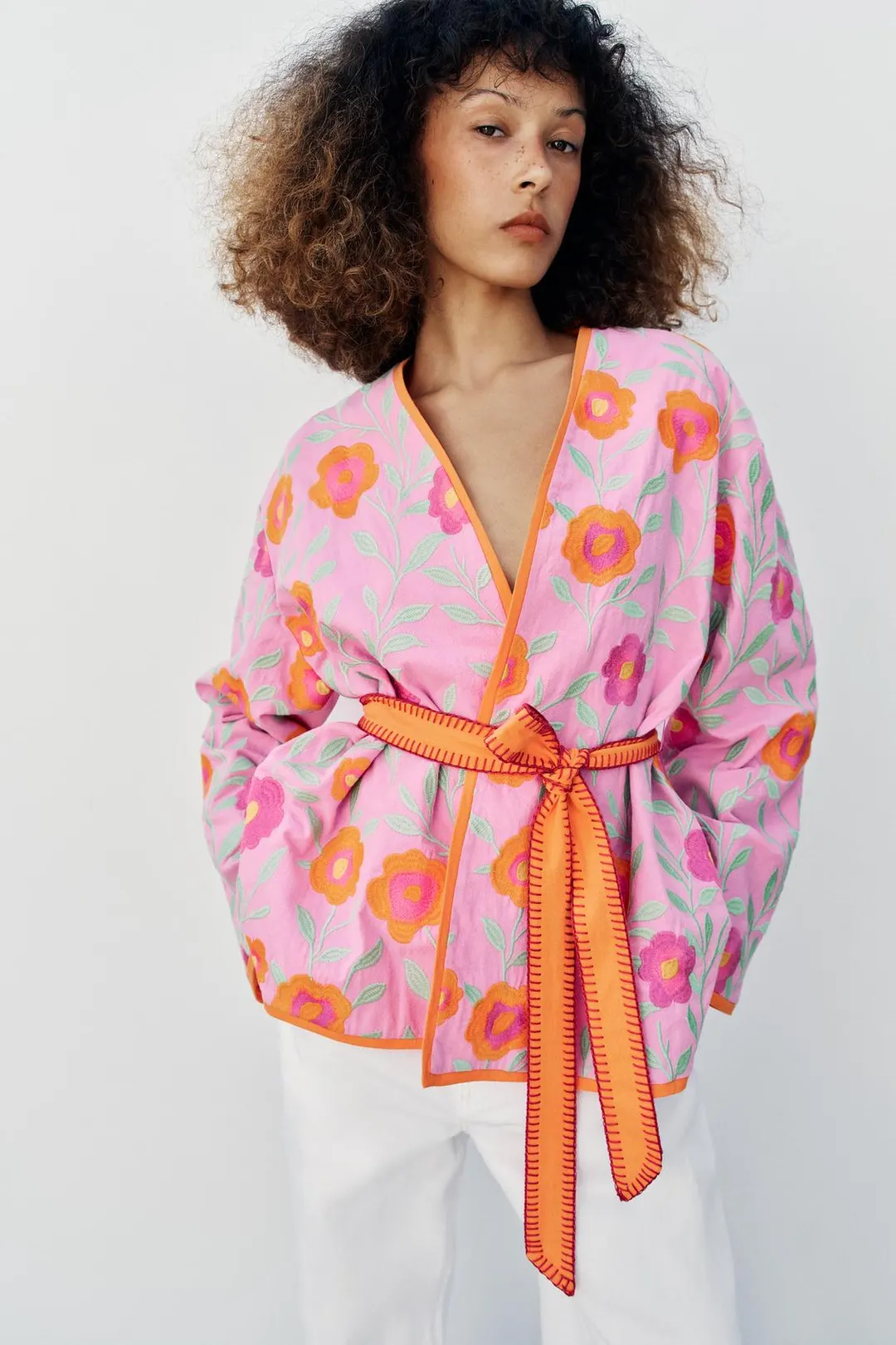 Кимоно с поясом и цветочной вышивкой, Zara