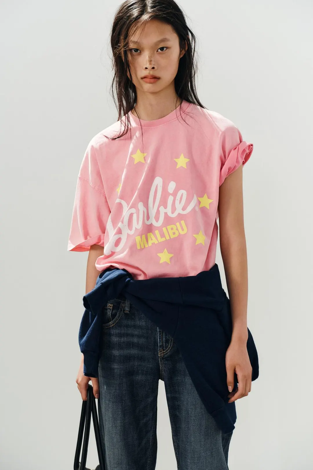 Футболка с эффектом стирки BARBIE®, Zara
