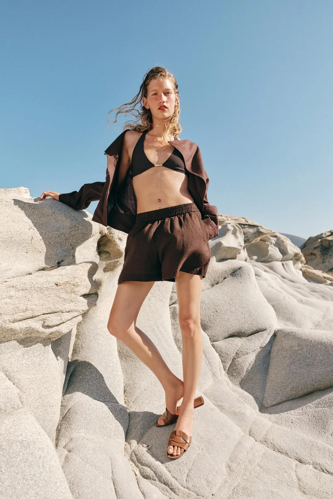 Сандалии из кожи на плоской подошве с перекрестными ремешками, Zara