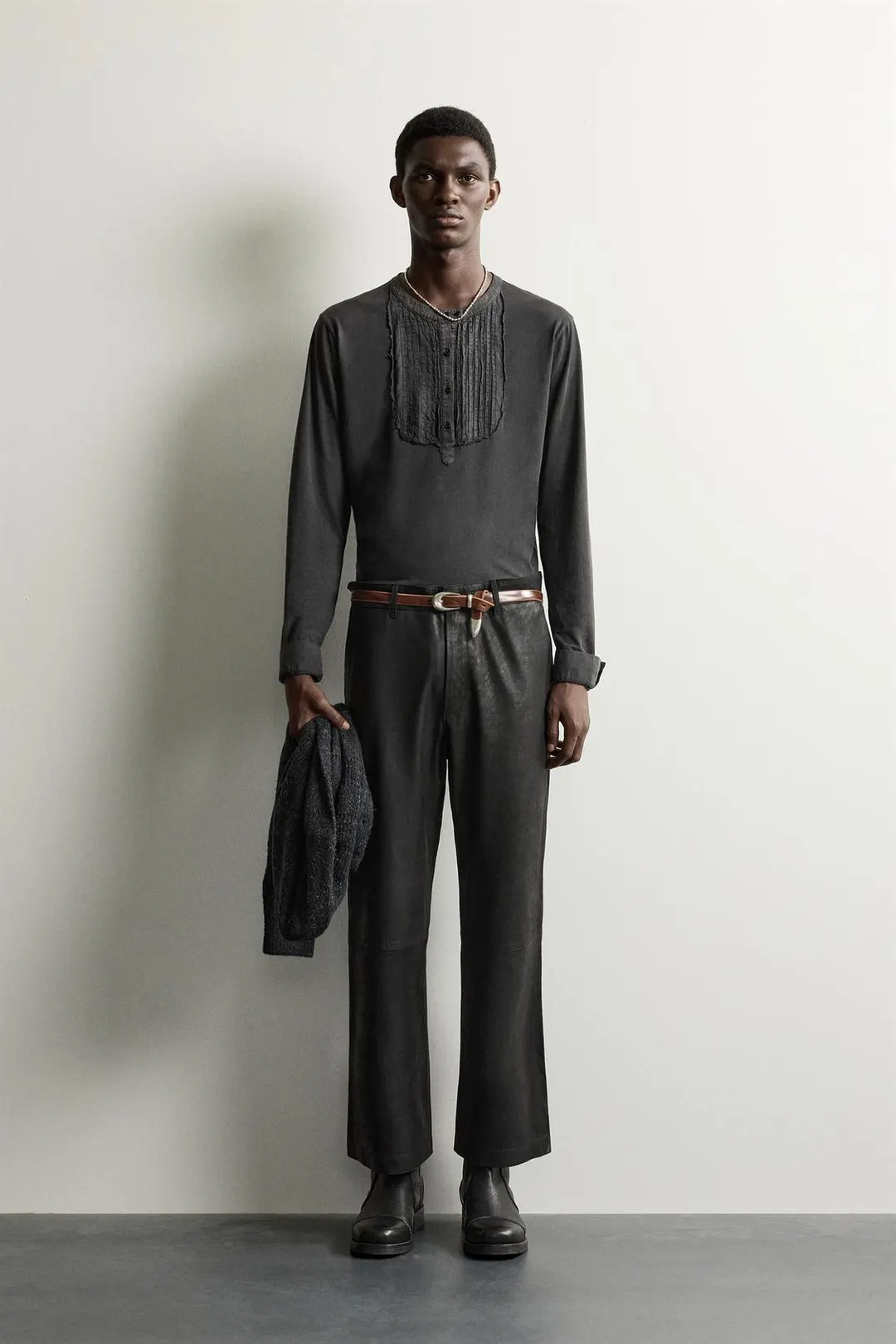 Укороченные кожаные брюки клеш, Zara