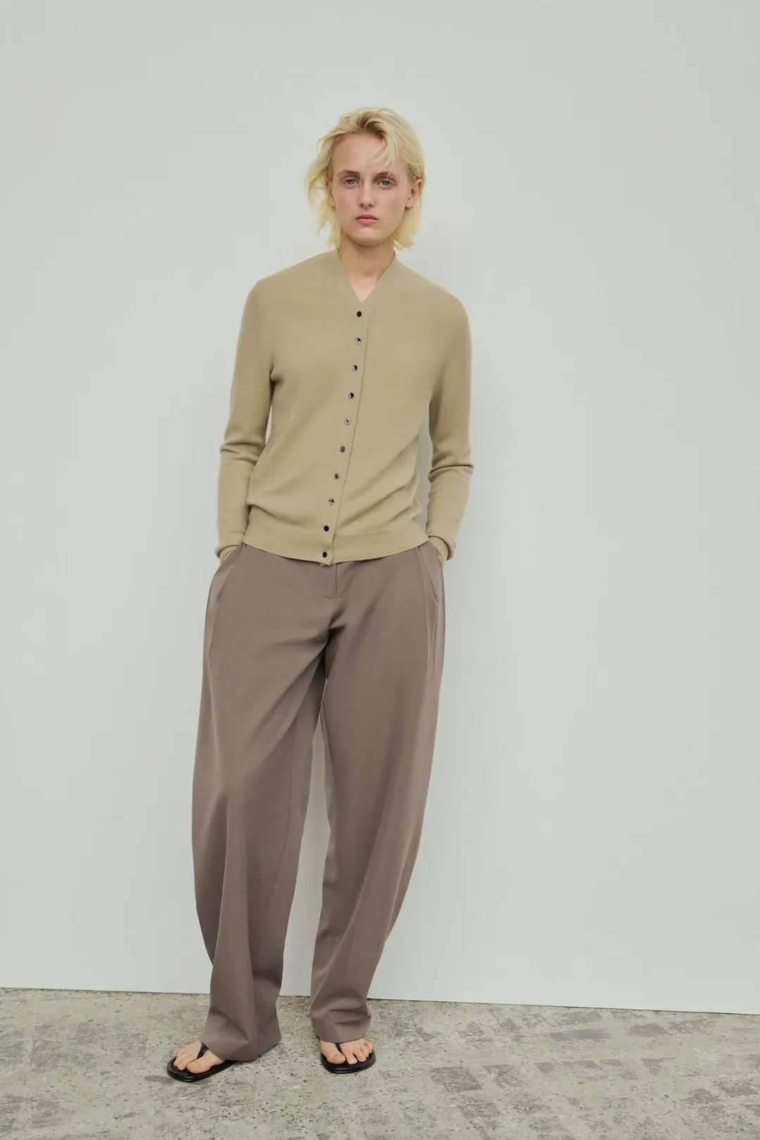 Кардиган с V-образным вырезом из 100% особо мягкой шерсти, Zara