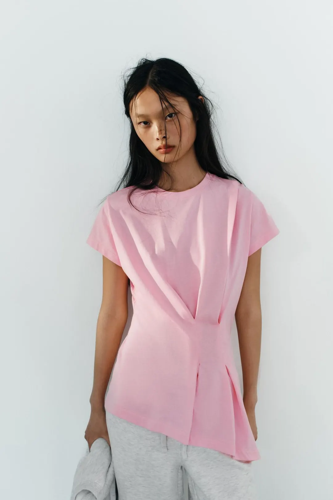Футболка асимметричного кроя с плиссировкой, Zara