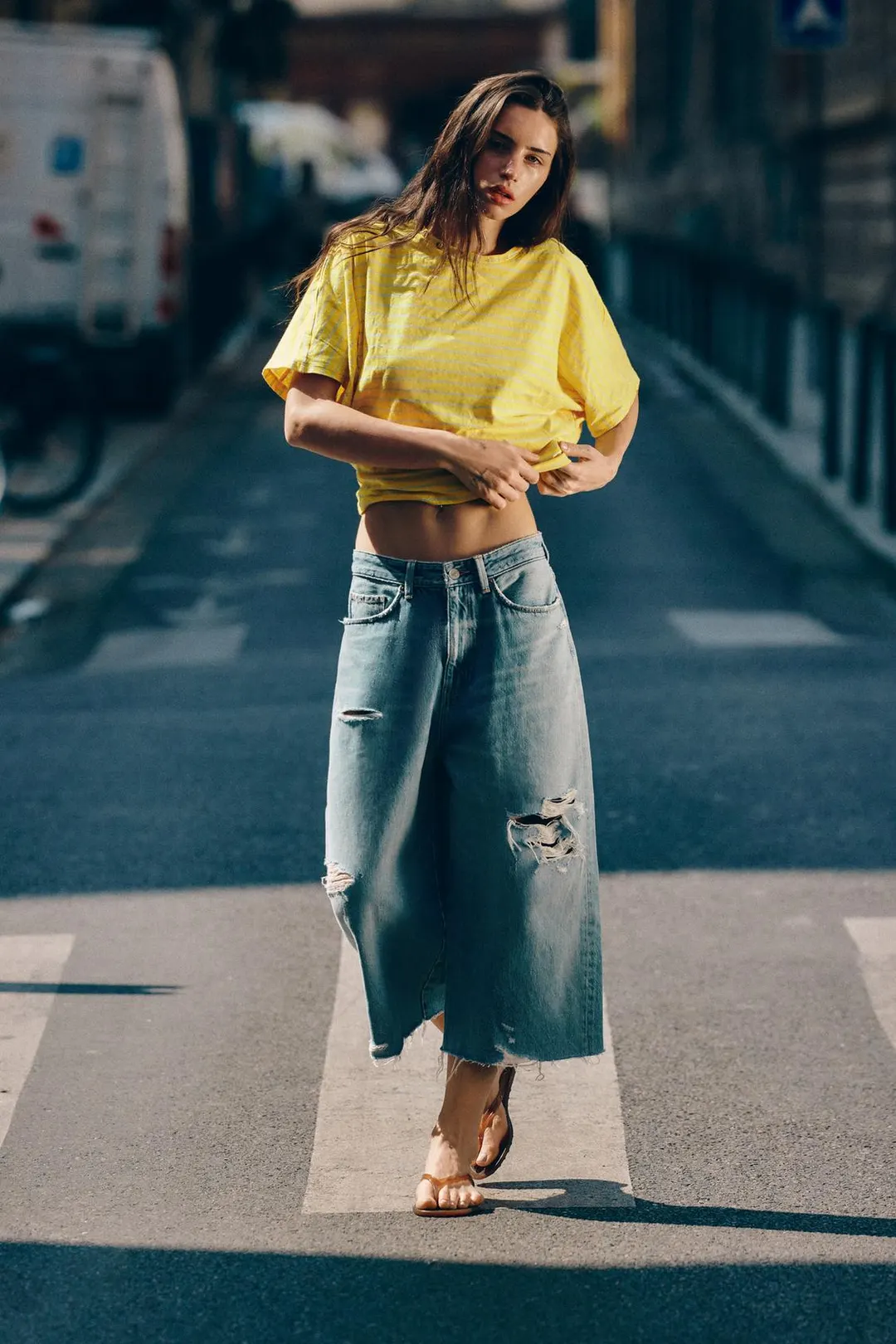 Джинсовые шорты мешковатого кроя со средней посадкой и разрывами, Zara