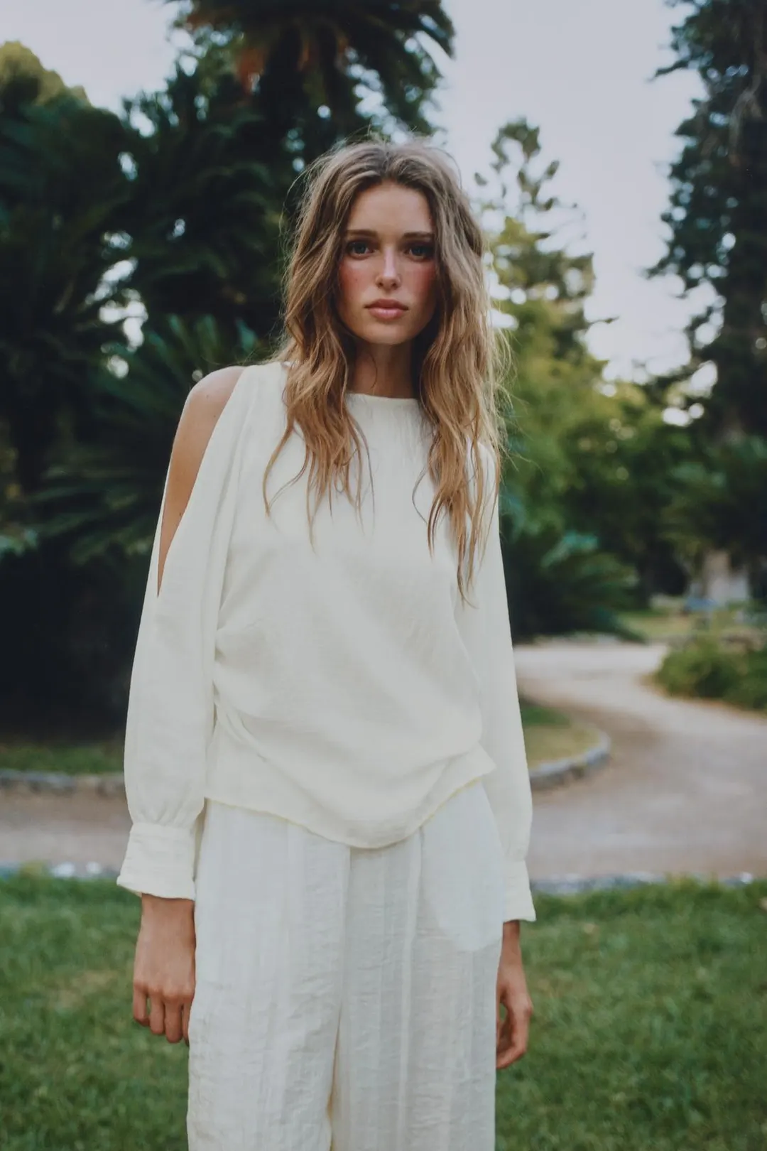 Блузка с разрезами на рукавах, Zara