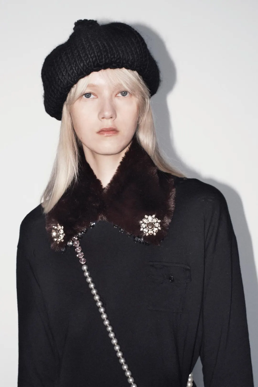 Футболка с потёртостями и вышитым карманом, Zara