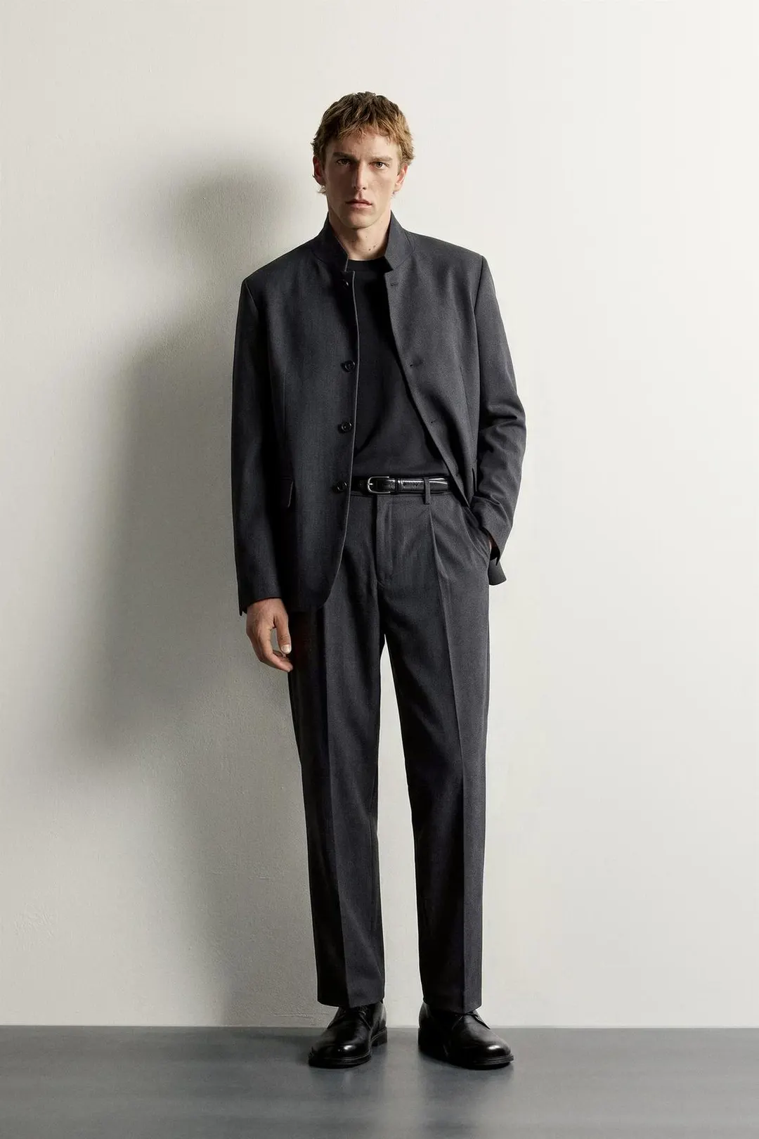 Костюмные брюки стандартного кроя со складками, Zara