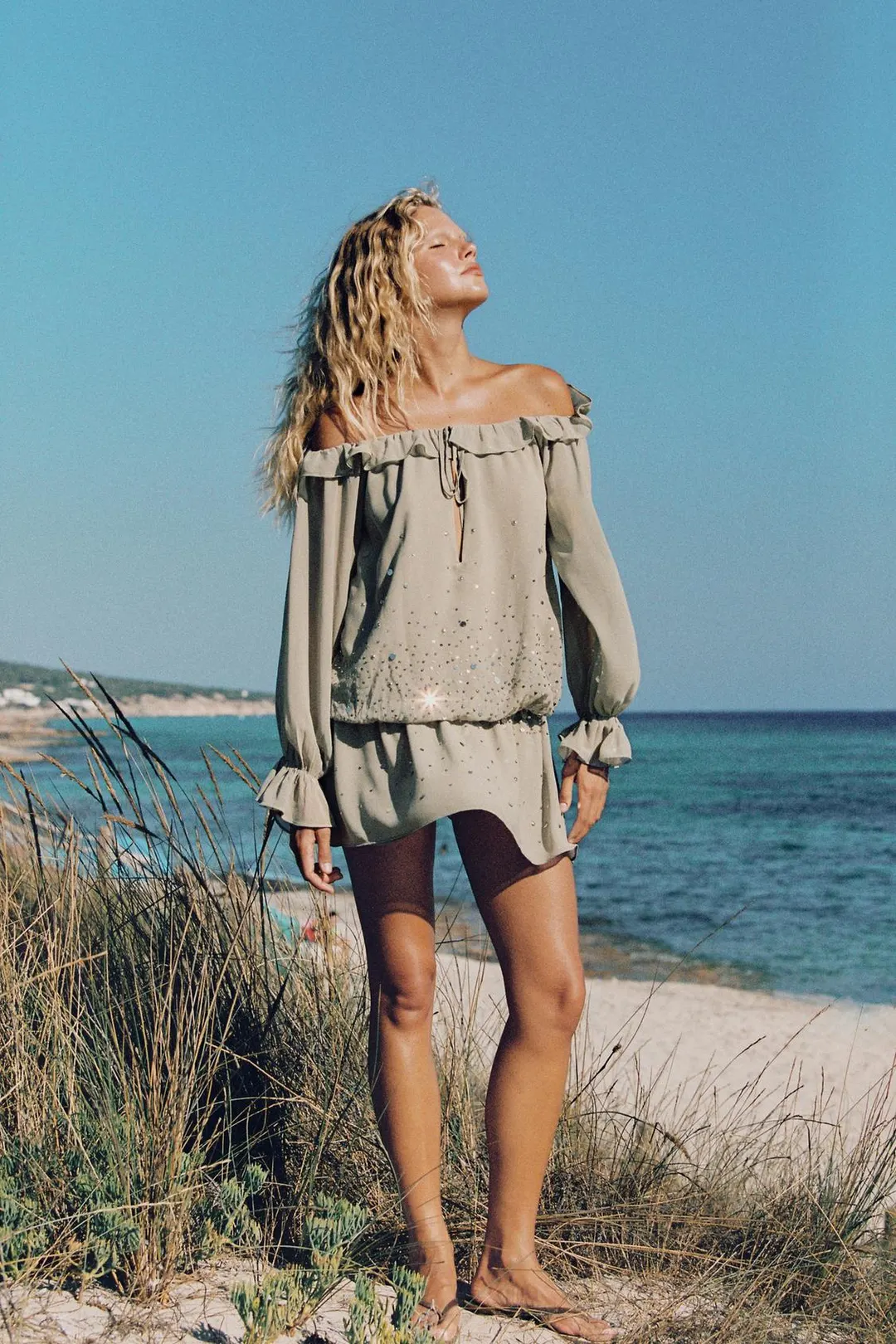 Платье из жоржета с оборками и блестящими деталями, Zara