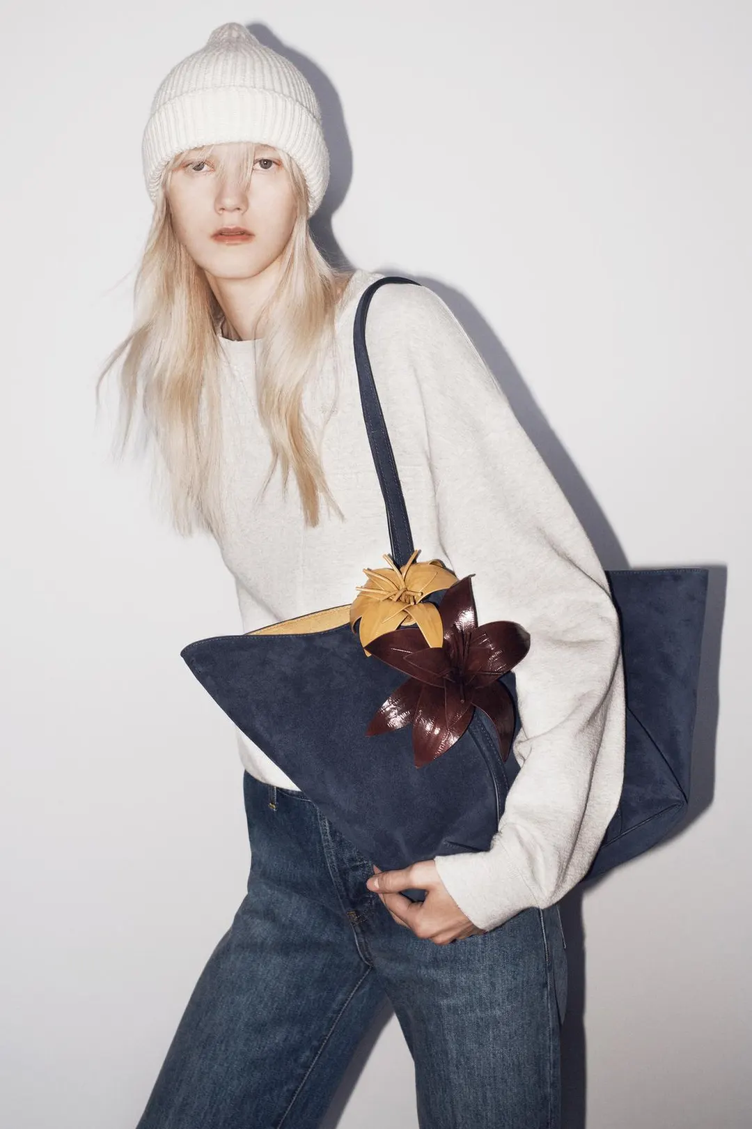 Однотонный свитшот с эффектом потертости и вышивкой, Zara