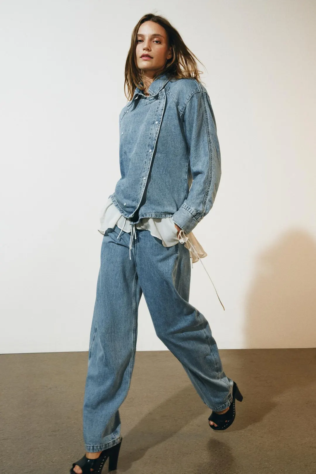 Джинсовая куртка с подплечниками ZW Collection, Zara