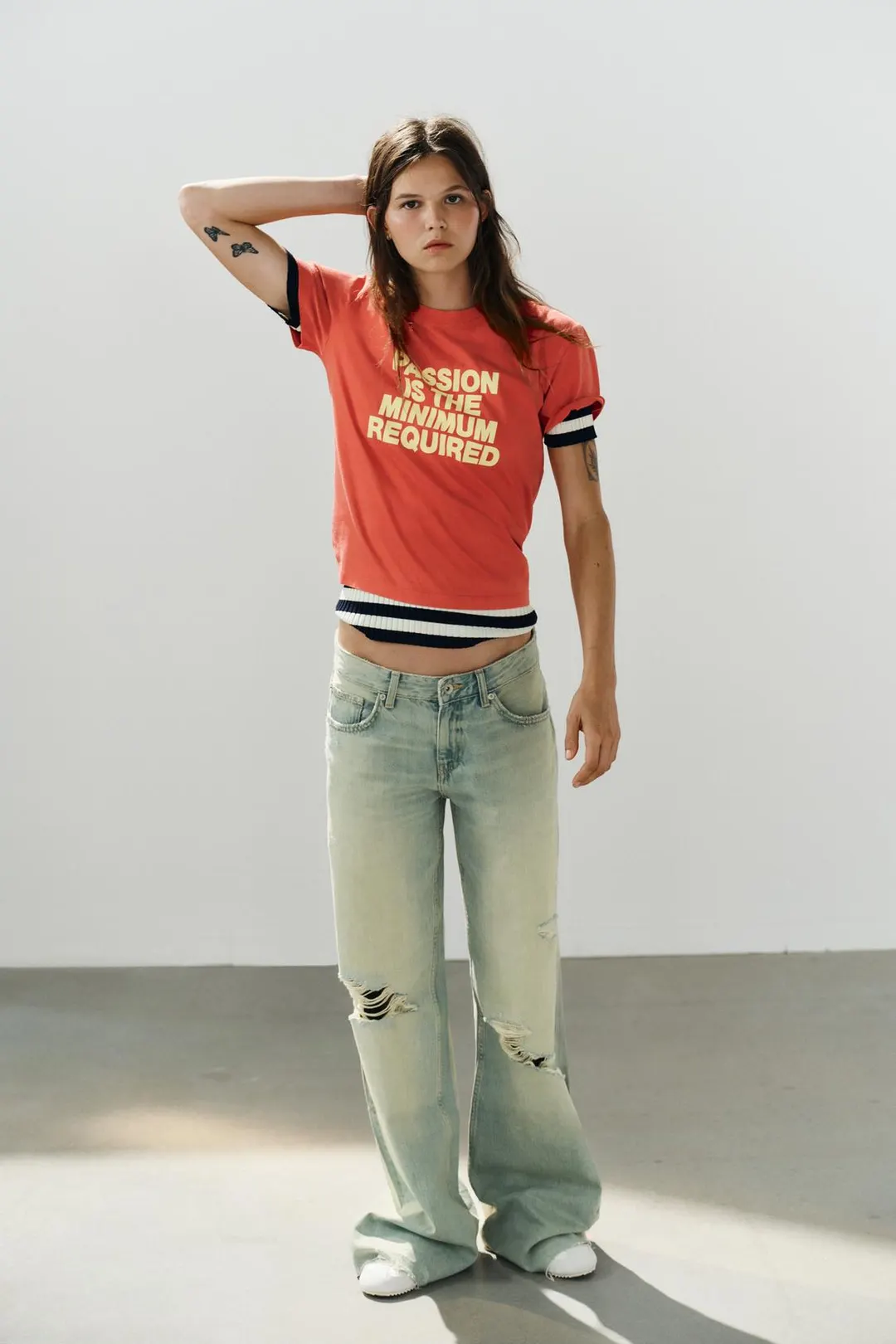 Футболка с надписью и эффектом выцветания, Zara