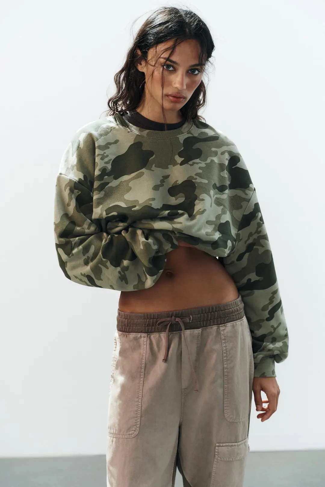 Джоггеры карго с контрастными деталями, Zara