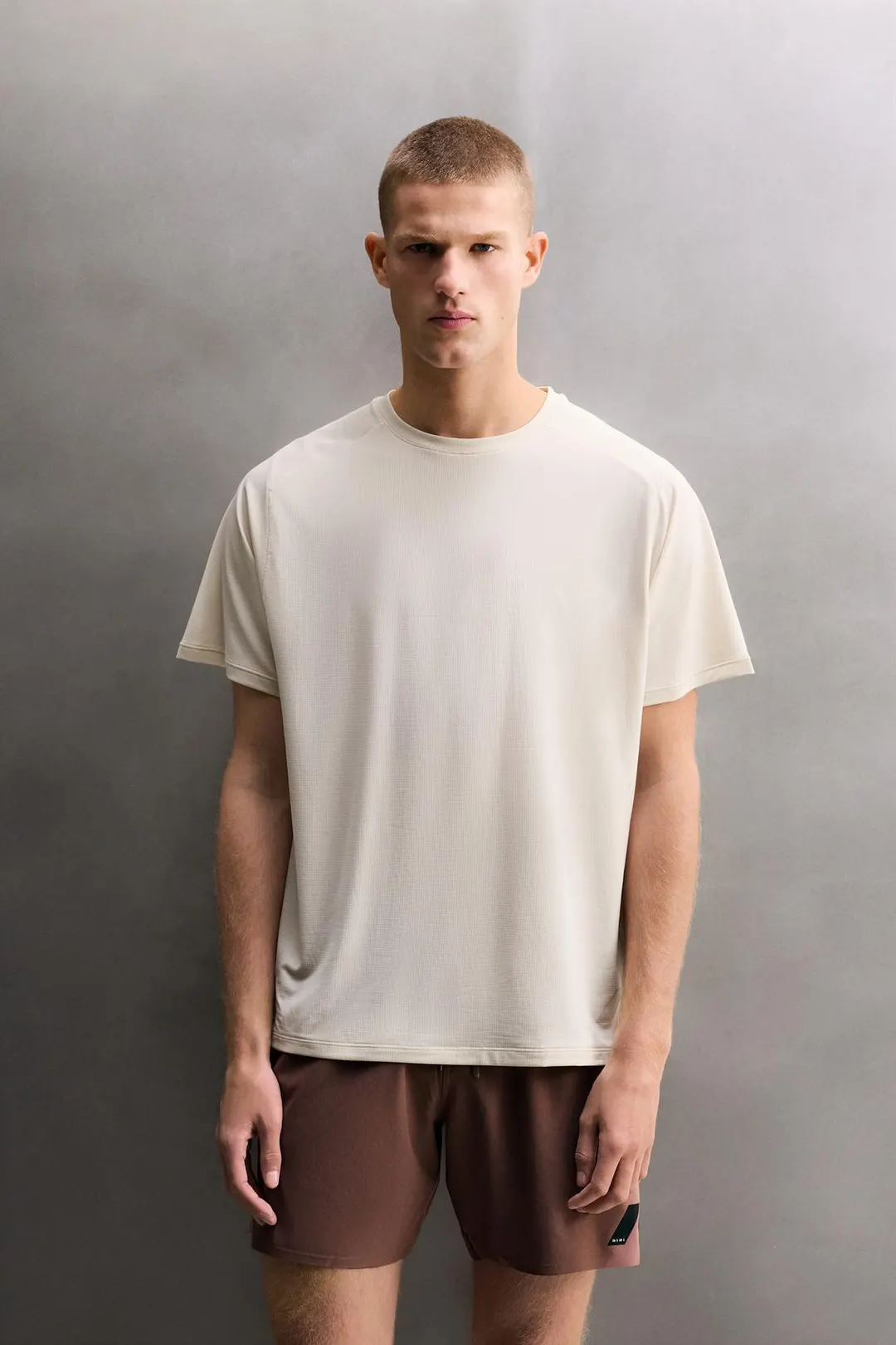 Фактурная футболка из технологичной ткани, Zara