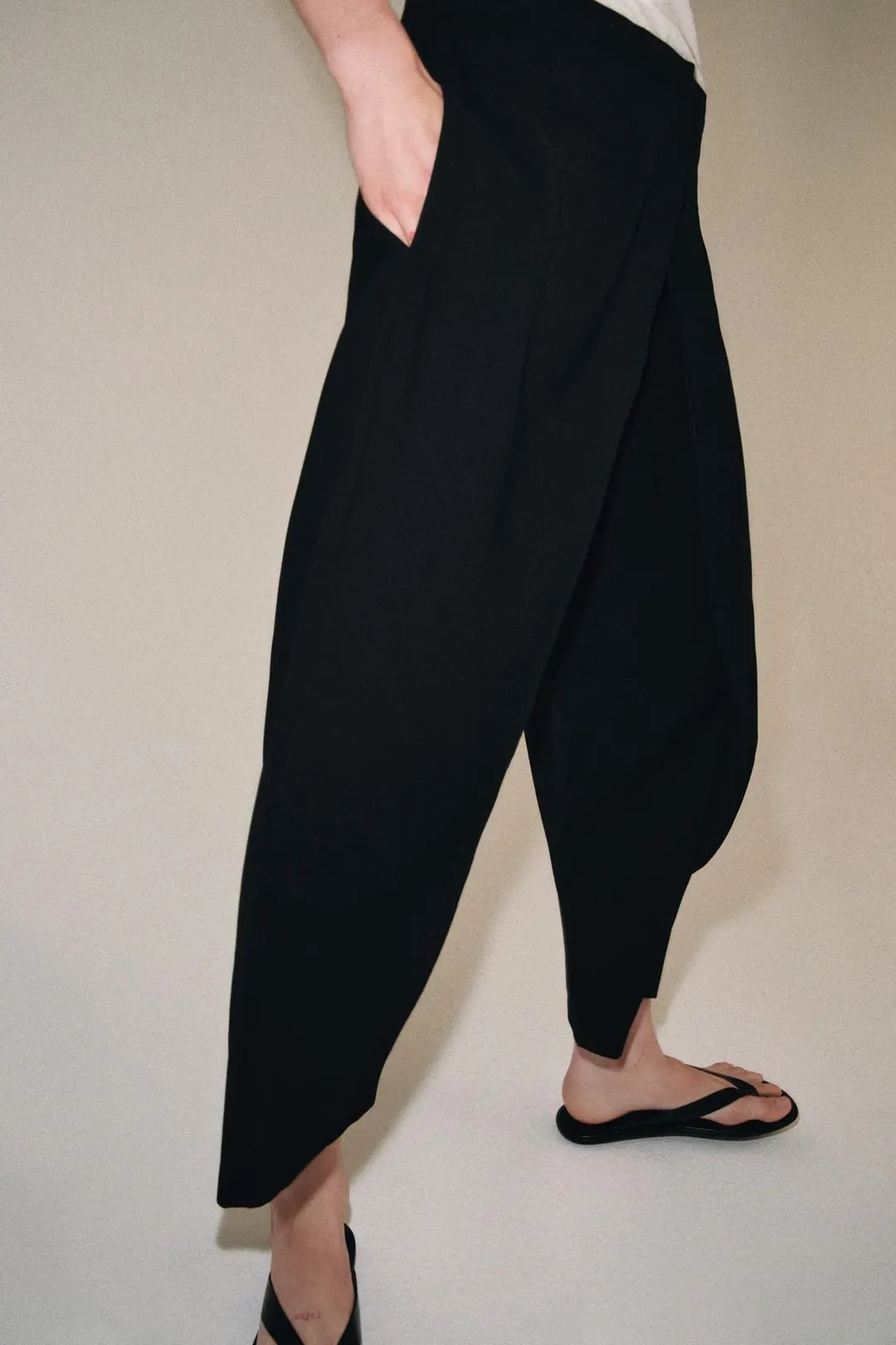 Брюки ZW Collection с защипами спереди, Zara