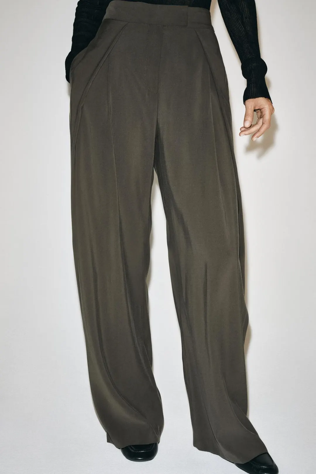 Брюки со складками на талии ZW Collection, Zara