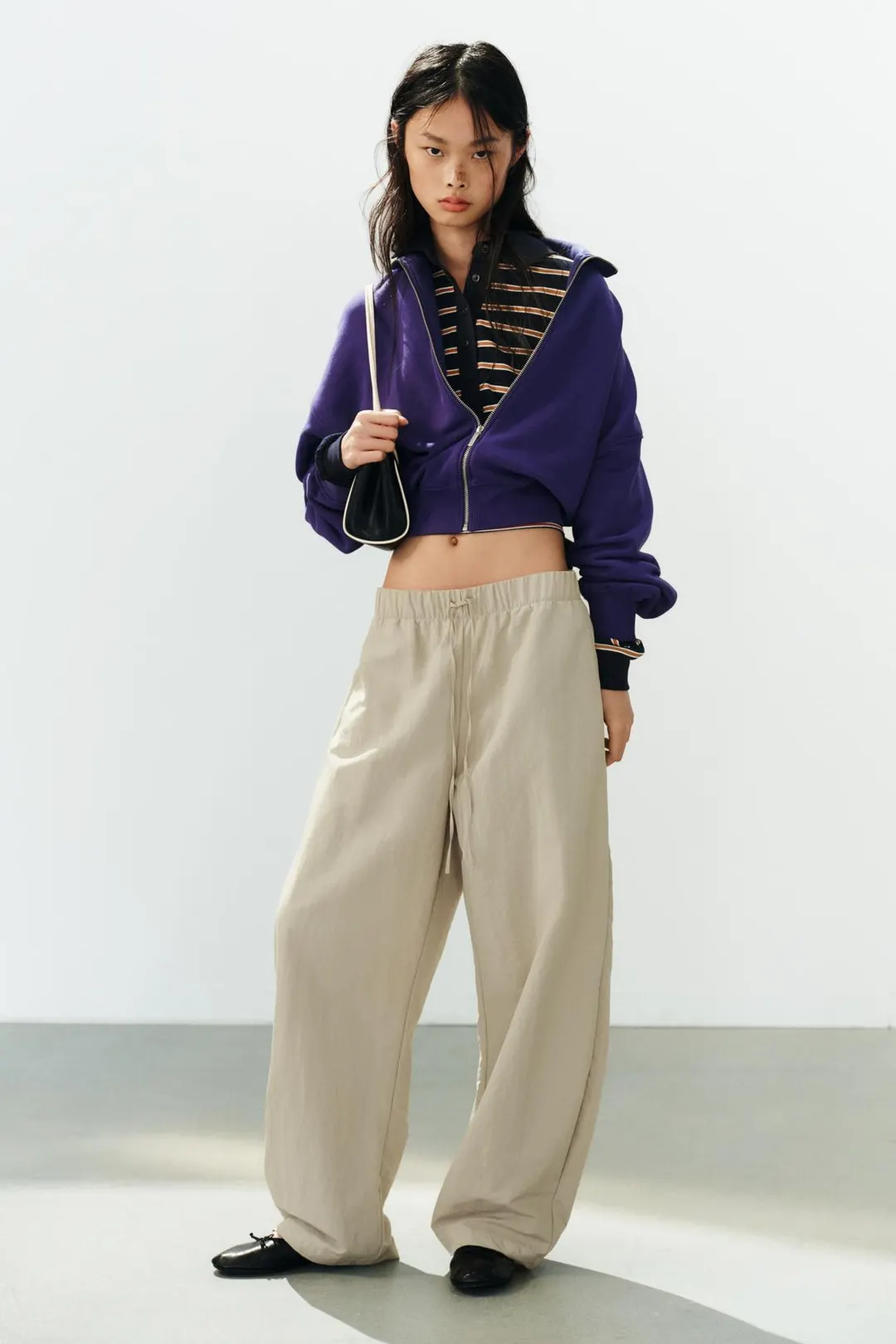 Брюки из технологичной ткани с эластичным поясом, Zara