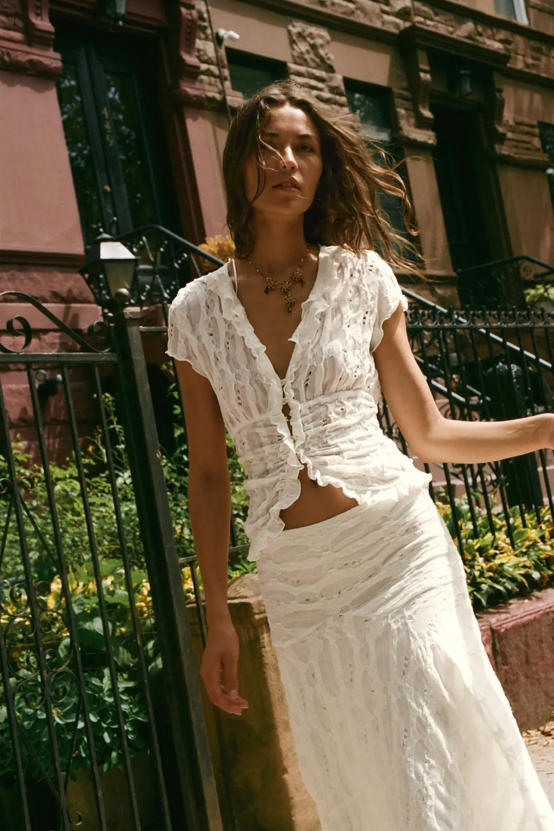 Блузка с вырезами и оборками, Zara