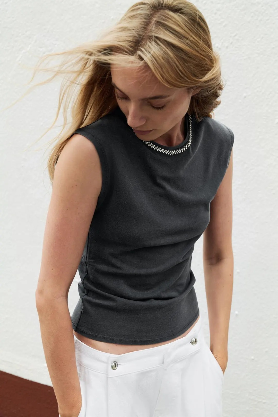 Футболка с эффектом стирки и декоративными камнями, Zara