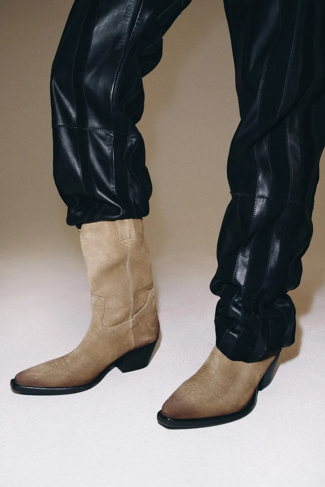 Ковбойские сапоги из спилка, Zara