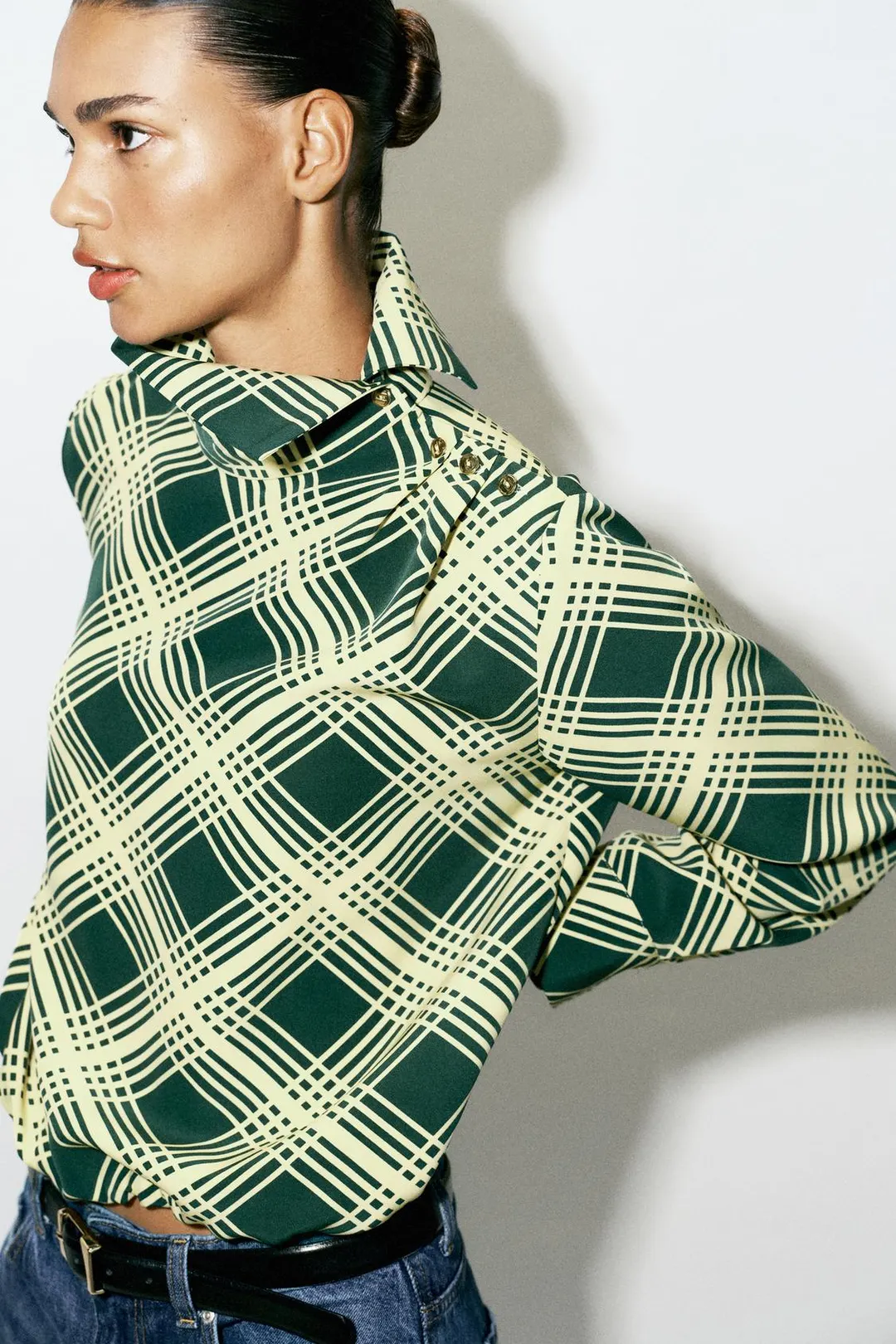 Блузка в клетку с пуговицами на плечах, Zara