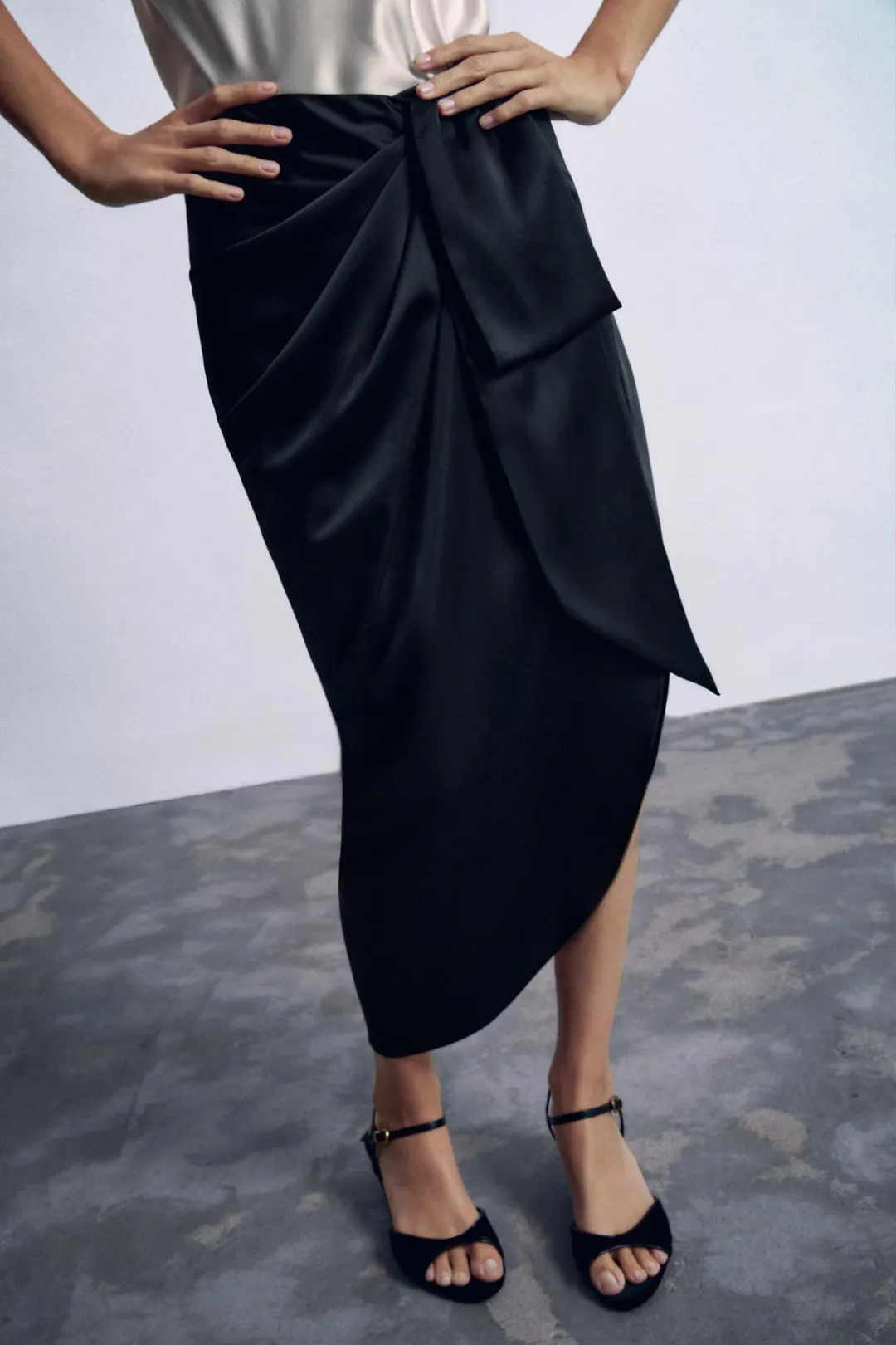 Асимметричная юбка миди из сатина, Zara